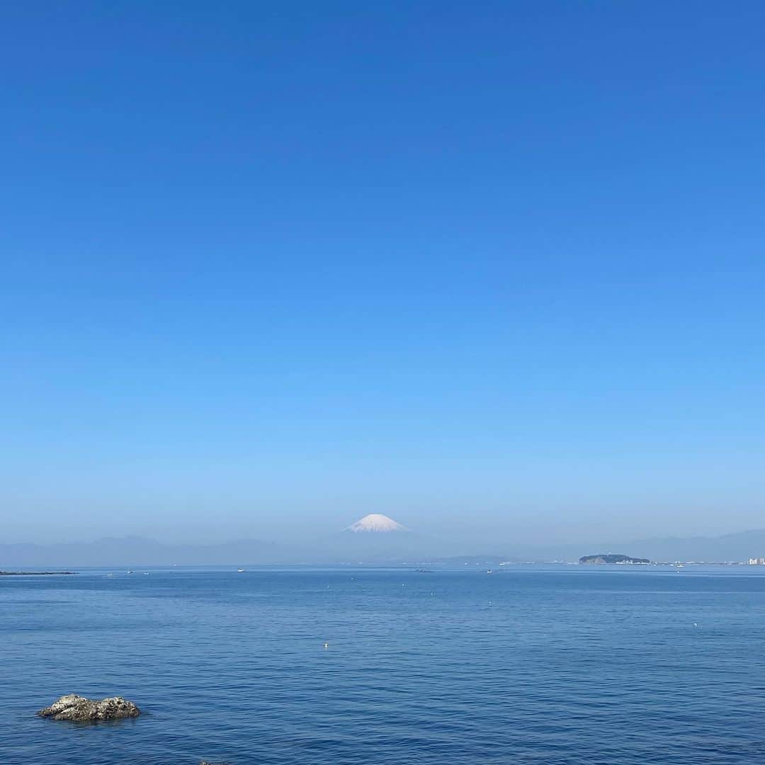 板谷由夏 のインスタグラム：「春の海 新鮮で透き通った空気 さ、がんばろう。 4月、始まりのとき。」