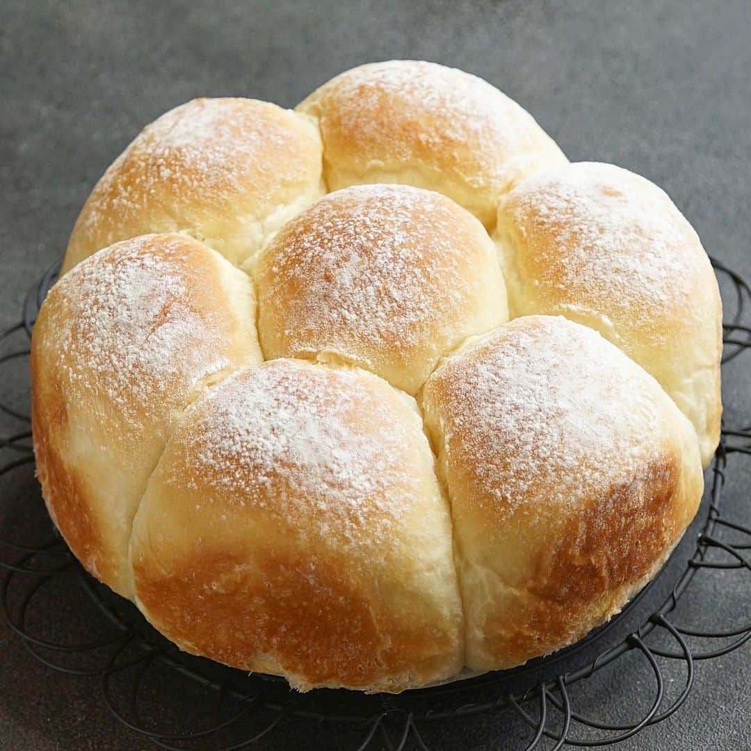 hirokoさんのインスタグラム写真 - (hirokoInstagram)「🌱2023.4.10（月）☀️ ✽.｡.:*・ﾟ #いつもの朝ごはん ⁡ 久しぶりにお鍋でパン焼きました〜 焼き上がりが可愛いわぁ〜 って1人で喜んでた😆💦 ⁡ menu📝 ▪︎ ふわふわミルクパン ▪︎ ナポリタン ▪︎ スクランブルエッグ・シャウエッセン ▪︎ ブロッコリー ▪︎ ヨーグルト 🍓 ⁡ ⁡ パンを焼いたお鍋は...🥘 毎日を心地よく暮らすための 新ナチュラルブランド 『daily CLIP 』 @dailyclip_official さんの 「グリーンシェフキャセロール16cm」 ⁡ 16cmサイズのお鍋は料理だけじゃなく パンやケーキを焼く型代わりにもなりますよ くっつきにくくお手入れも簡単 白いお鍋はそのまま食卓に出してもオシャレ✨ ガス火・IH対応です もちろんオーブンにも使えます！ ⁡ 🍀 4月12日（水）🍀 神奈川･海老名ビナフロント 『daily CLIP 』の SHOPがオープンします ⁡ お近くの方ぜひ覗いてみて下さいね〜 「グリーンシェフキャセロール16cm」も チェックしてみて🤗 ⁡ ⁡ ⁡ ........The end 🍴☕️ #PR #dailyCLIP #デイリークリップ #ふとしあわせ #hiroponの朝ごはん #hiroponのワンプレートごはん #朝ごはん #朝ごパン #朝時間 #朝食 #モーニングプレート #todaysbreakfast #breakfast #ワンプレート朝ごはん #パンのある暮らし #パン大好き #おうちごはん #おうちごはん通信 #おうちごはんLover #おうち時間 #フーディーテーブル #カフェ風モーニング #おうちカフェ #手作りパン  #lin_stagrammer #locari_kitchen  ・」4月10日 9時08分 - hiropon0201