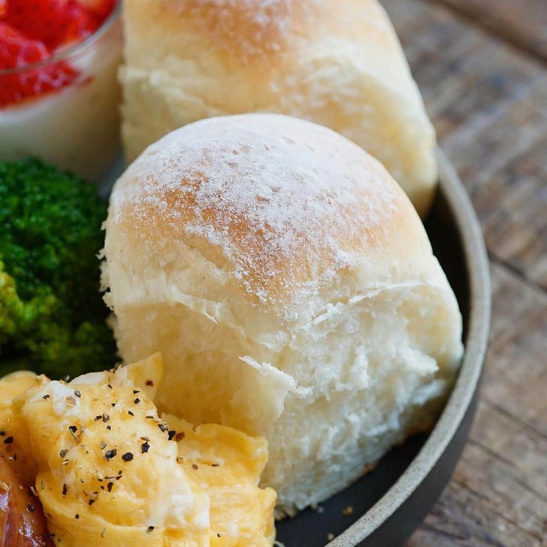 hirokoさんのインスタグラム写真 - (hirokoInstagram)「🌱2023.4.10（月）☀️ ✽.｡.:*・ﾟ #いつもの朝ごはん ⁡ 久しぶりにお鍋でパン焼きました〜 焼き上がりが可愛いわぁ〜 って1人で喜んでた😆💦 ⁡ menu📝 ▪︎ ふわふわミルクパン ▪︎ ナポリタン ▪︎ スクランブルエッグ・シャウエッセン ▪︎ ブロッコリー ▪︎ ヨーグルト 🍓 ⁡ ⁡ パンを焼いたお鍋は...🥘 毎日を心地よく暮らすための 新ナチュラルブランド 『daily CLIP 』 @dailyclip_official さんの 「グリーンシェフキャセロール16cm」 ⁡ 16cmサイズのお鍋は料理だけじゃなく パンやケーキを焼く型代わりにもなりますよ くっつきにくくお手入れも簡単 白いお鍋はそのまま食卓に出してもオシャレ✨ ガス火・IH対応です もちろんオーブンにも使えます！ ⁡ 🍀 4月12日（水）🍀 神奈川･海老名ビナフロント 『daily CLIP 』の SHOPがオープンします ⁡ お近くの方ぜひ覗いてみて下さいね〜 「グリーンシェフキャセロール16cm」も チェックしてみて🤗 ⁡ ⁡ ⁡ ........The end 🍴☕️ #PR #dailyCLIP #デイリークリップ #ふとしあわせ #hiroponの朝ごはん #hiroponのワンプレートごはん #朝ごはん #朝ごパン #朝時間 #朝食 #モーニングプレート #todaysbreakfast #breakfast #ワンプレート朝ごはん #パンのある暮らし #パン大好き #おうちごはん #おうちごはん通信 #おうちごはんLover #おうち時間 #フーディーテーブル #カフェ風モーニング #おうちカフェ #手作りパン  #lin_stagrammer #locari_kitchen  ・」4月10日 9時08分 - hiropon0201