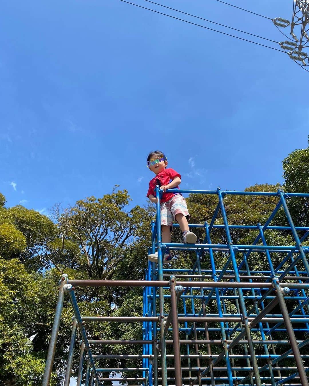 蒲生麻由さんのインスタグラム写真 - (蒲生麻由Instagram)「春休み最終日🌸  お天気も良いので、 習い事の時間まで海へお散歩🏝  この春休みは前半神戸の旅、 後半は公園三昧に、博物館、 そして、サッカー三昧⚽️  次男は、気がつけばジャングルジムの 1番上まで上がれるようになり、 ヨチヨチだったトレーニングバイクも 乗りこなせるようになってきた😆  明日から、長男は小学生に、 次男は幼稚園生になります❣️  日々成長をしている息子達。 私もまだまだ成長せねば…💦  とりあえず、世間のお父さん、 お母さんの皆様、春休みお疲れ様でした🌸  #mamalife #春休みさいごの日  #息子達の成長 #明日から小学生  #明日から幼稚園 #楽しんでこ  #明日から新生活  #私も頑張ろう」4月10日 9時03分 - mayugamo_lamana