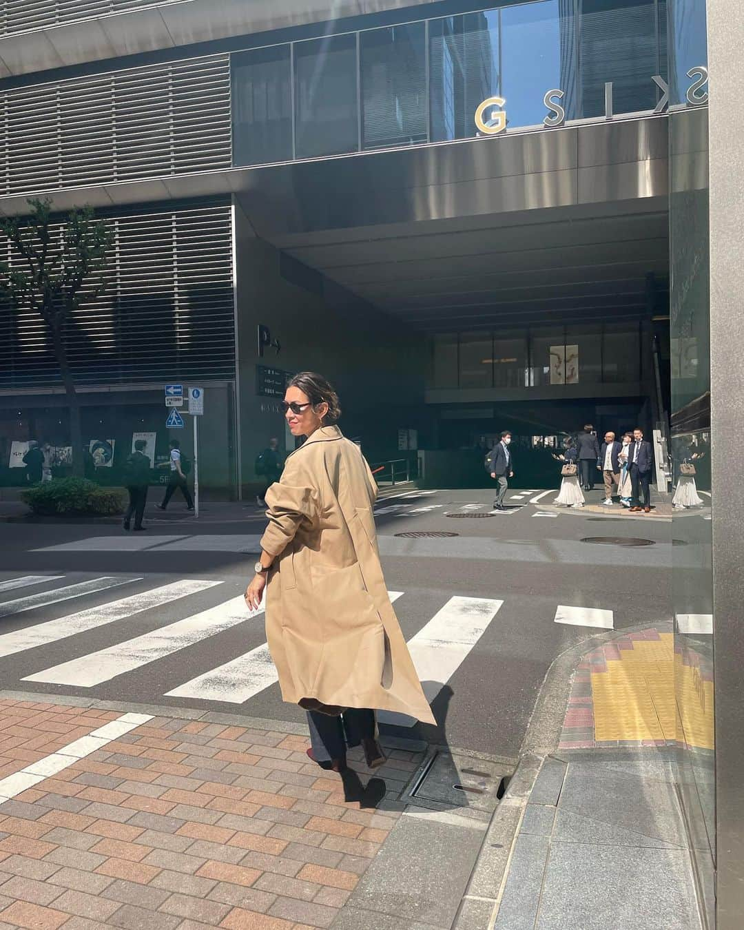 大草直子さんのインスタグラム写真 - (大草直子Instagram)「おはよう、月曜日☀️窓を開けて風を通して、１日を新しく。コート🧥やジャケット、アウターが好き。このステンカラーの１枚は、 @curensology のイベントで、ディレクターの坂田さんに選んでもらったの🧥サイズを38にして、ゆるっと着るようにアドバイスを頂きました💚バックスリットがかなり深いから、翻す！　文字通り翻す感じが素敵すぎて、翻してます😎😎😎  今日もたくさん笑う１週間に😘 @curensology  @amarclifestore のインスタが #オープンしました #ohayoオイルについても #こちらで発信します #商品入荷のお知らせの #メール登録もぜひ #ニットは @plan_c_official  #デニムは @estnation_roppongihills  #バッグは @gallardagalante と @zanchetti_japan と #大草直子コラボです」4月10日 9時04分 - naokookusa