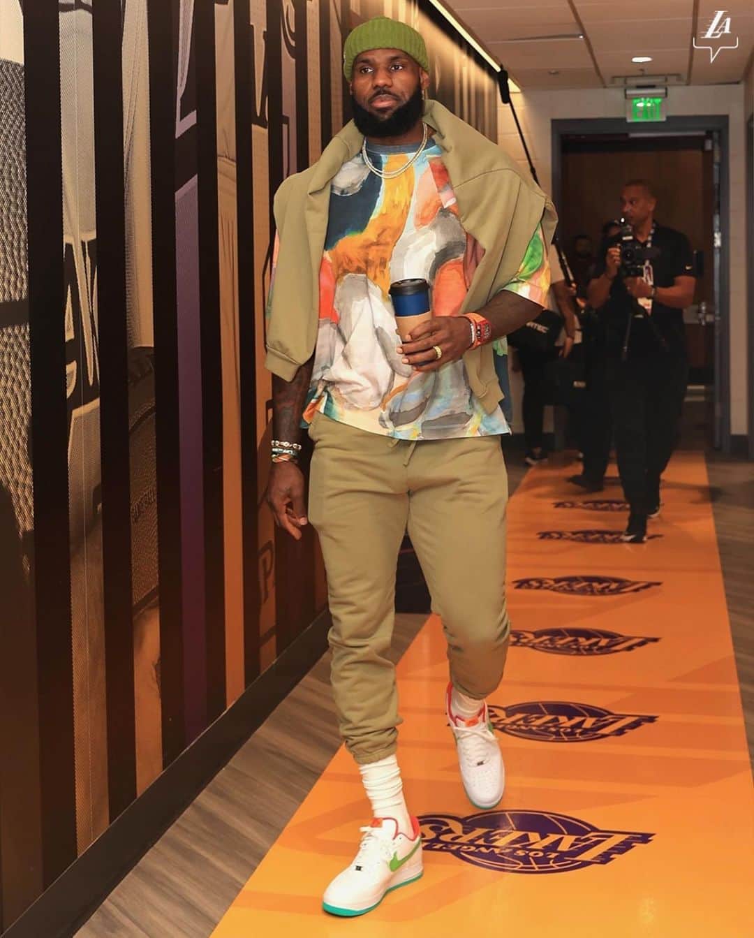 ジョン エリオットのインスタグラム：「@kingjames Replica fit for the regular season finale.」