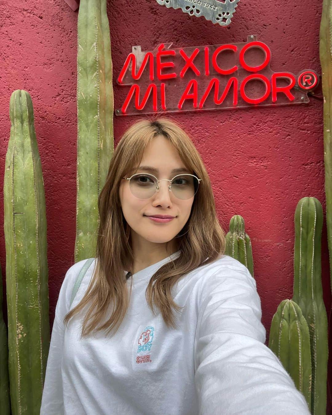 入山杏奈さんのインスタグラム写真 - (入山杏奈Instagram)「Hoy hace 5 años llegué a México, sin saber nada de español. Todo era muy diferente para mí tanto el idioma como la cultura. Pero ahora me considero mexicana nacida en Japón, porque ya no puedo vivir sin tacos 🌮 ♥️  Al recordar todos estos tiempos que me han pasado, me hace llorar😭 (literal estoy llorando jeje) Fue mucha aventura, sinceramente tuve algunos momentos difíciles, pero sin esas experiencias no sería la que soy hoy.  Todos me preguntan por qué amo México. ¿Por qué? Porque México tiene todo. La comida, la cultura, el paisaje… pero sobre todo, es la gente lo que hace que México sea tan especial. Vine aquí sola, sin amigos ni familia, pero nunca me sentí sola. Por eso elegí México. Es por eso que estoy aquí. Gracias a todas las personas que me han acompañado en esta aventura. Gracias por estar ahí siempre. 🤍 L@S QUIERO MUCHO MUCHÍSIMO 🩷💖 Por último, no puedo evitar a decir esto… ¡México es ching*n! ❤️‍🔥😂  ちょうど5年前の今日、メキシコに到着しました✈️🇲🇽 スペイン語も全く知らなかった22歳の私。言語も文化も違う国。友達も家族もいない毎日。 でも全くホームシックになることがなく最初の1年を過ごすことができました。(その後は日本とメキシコを行ったり来たり。)それはメキシコ人の人柄あってなのかなぁと思います。メキシコには美味しいご飯や素敵な文化など、たくさんの魅力があるけれど、私はやっぱり”人”がこの国の一番の魅力だと思います。 大変なことももちろんあったけど、この経験なしでは今の私がいないから、本当に本当にチャレンジして良かったと思います。😌 遠くにいてもいつも支えてくださるファンの皆様、ありがとうございます🤍 みんなのことが大好き！たくさん恩返しします！  (6つ目の動画、久しぶりにみて声出して笑ったのでぜひ最後までみてください😂)」4月10日 9時05分 - iamannairiyama