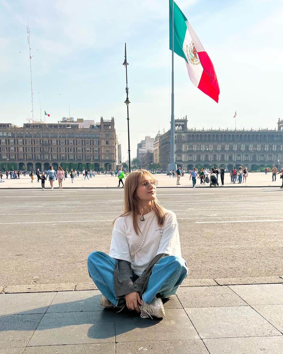 のインスタグラム：「Hoy hace 5 años llegué a México, sin saber nada de español. Todo era muy diferente para mí tanto el idioma como la cultura. Pero ahora me considero mexicana nacida en Japón, porque ya no puedo vivir sin tacos 🌮 ♥️  Al recordar todos estos tiempos que me han pasado, me hace llorar😭 (literal estoy llorando jeje) Fue mucha aventura, sinceramente tuve algunos momentos difíciles, pero sin esas experiencias no sería la que soy hoy.  Todos me preguntan por qué amo México. ¿Por qué? Porque México tiene todo. La comida, la cultura, el paisaje… pero sobre todo, es la gente lo que hace que México sea tan especial. Vine aquí sola, sin amigos ni familia, pero nunca me sentí sola. Por eso elegí México. Es por eso que estoy aquí. Gracias a todas las personas que me han acompañado en esta aventura. Gracias por estar ahí siempre. 🤍 L@S QUIERO MUCHO MUCHÍSIMO 🩷💖 Por último, no puedo evitar a decir esto… ¡México es ching*n! ❤️‍🔥😂  ちょうど5年前の今日、メキシコに到着しました✈️🇲🇽 スペイン語も全く知らなかった22歳の私。言語も文化も違う国。友達も家族もいない毎日。 でも全くホームシックになることがなく最初の1年を過ごすことができました。(その後は日本とメキシコを行ったり来たり。)それはメキシコ人の人柄あってなのかなぁと思います。メキシコには美味しいご飯や素敵な文化など、たくさんの魅力があるけれど、私はやっぱり”人”がこの国の一番の魅力だと思います。 大変なことももちろんあったけど、この経験なしでは今の私がいないから、本当に本当にチャレンジして良かったと思います。😌 遠くにいてもいつも支えてくださるファンの皆様、ありがとうございます🤍 みんなのことが大好き！たくさん恩返しします！  (6つ目の動画、久しぶりにみて声出して笑ったのでぜひ最後までみてください😂)」