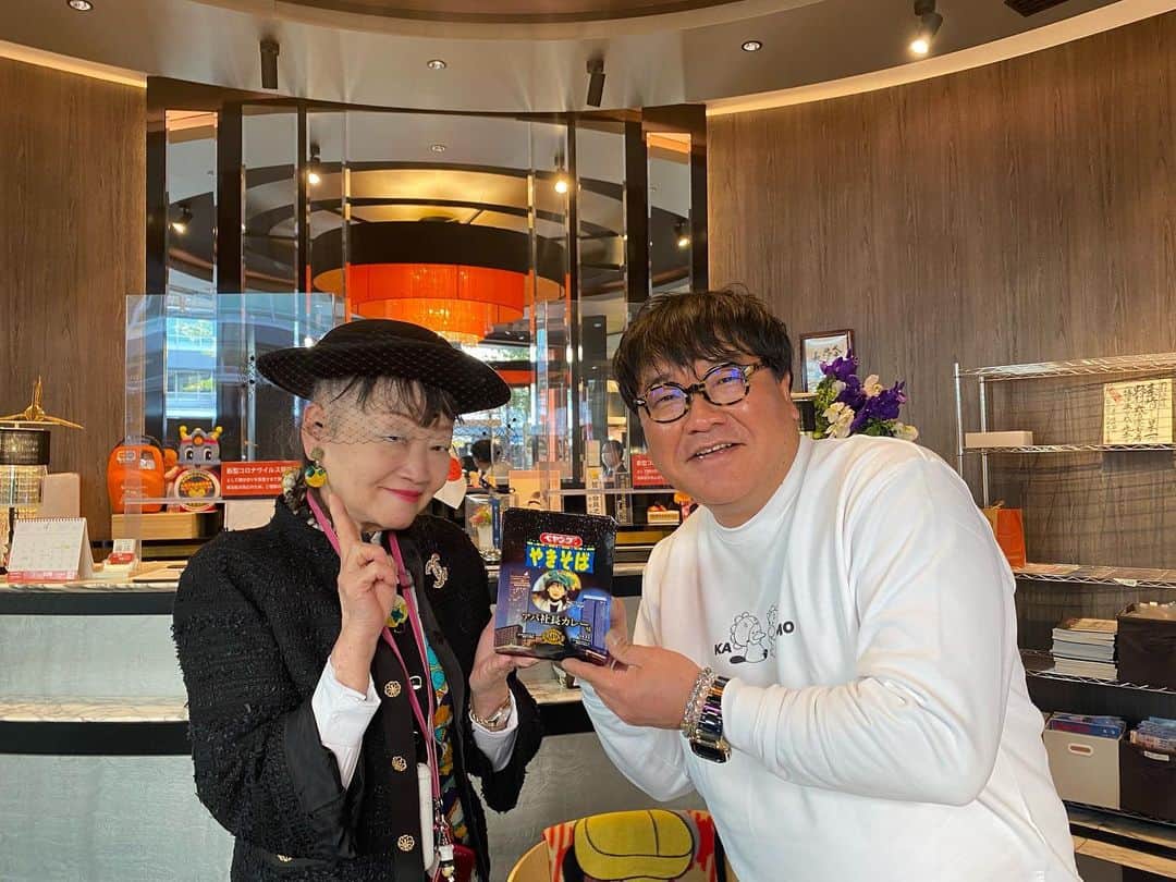 カンニング竹山さんのインスタグラム写真 - (カンニング竹山Instagram)「赤坂のアパホテル前で偶然社長に会ってご挨拶したらアパうまい棒やら運が良くなる札てかそしてペヤングとアパのコラボ焼きそばとか色々くれた。 社長ありがとうございました🙇‍♂️ いい日になりそうです✨」4月10日 9時09分 - cunningtakeyama