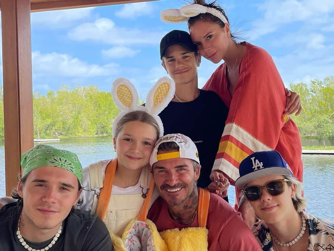 デビッド・ベッカムさんのインスタグラム写真 - (デビッド・ベッカムInstagram)「Happy Easter 🐣🐣🐣🐣🐣 I love you all @victoriabeckham @brooklynpeltzbeckham @romeobeckham @cruzbeckham #HarperSeven ♥️♥️♥️♥️♥️」4月10日 9時09分 - davidbeckham