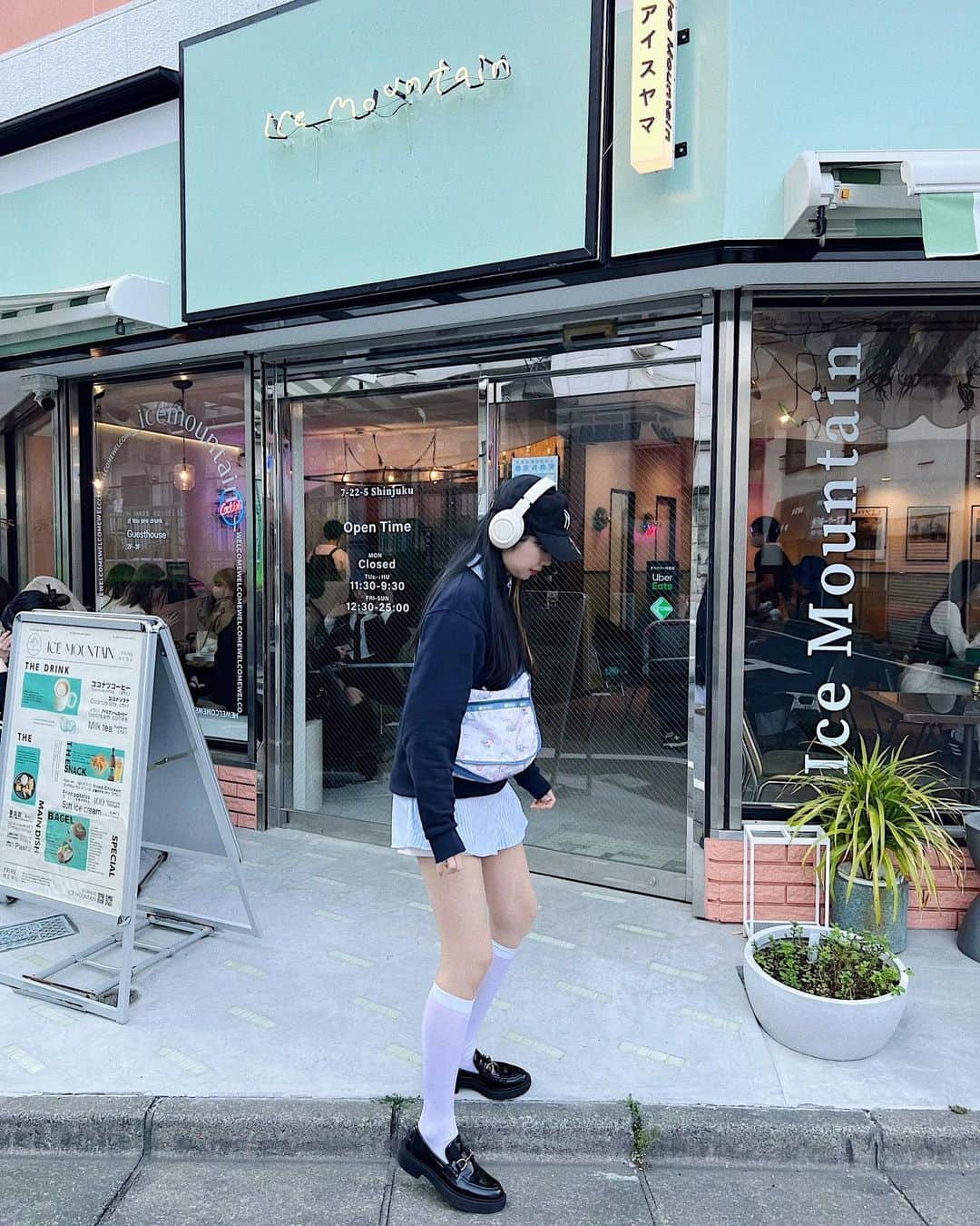 中島奈津希さんのインスタグラム写真 - (中島奈津希Instagram)「🍦🌿🧺 ⁡ ⁡ ⁡ ⁡ 東新宿にあるお洒落なカフェ☕️🌿 #icemountainkcl  @icemountainkcl  ⁡ お姉が教えてくれて 一緒に行ってきたよ😍😍 ⁡ ⁡ ⁡ ⁡ ⁡ ⁡ 店内も外観もメニュー表までかわいかった！ ベーグルが人気みたいだけど 夕方前に行ったら売り切れてたから 今度はもう少し早めに行ってみよう🫶 ⁡ ⁡ ⁡ ⁡ ⁡ コーデは カフェに合わせて寒色系にしたよ！ ⁡ #ヘッドホン はベトナムのときに りえちゃん @rie_tabi  あやちゃん @xxayapink  が付けてて可愛くてどこで買ったか聞いて買っちゃった🫣💕 ⁡ ☁️☁️☁️☁️☁️☁️☁️☁️☁️☁️☁️ #cafe#shinjukucafe#shinokubocafe#カフェ#カフェ巡り#お洒落カフェ#新宿カフェ#東新宿#新大久保#新大久保カフェ#おなつカフェ」4月10日 9時12分 - nakajima_natsuki