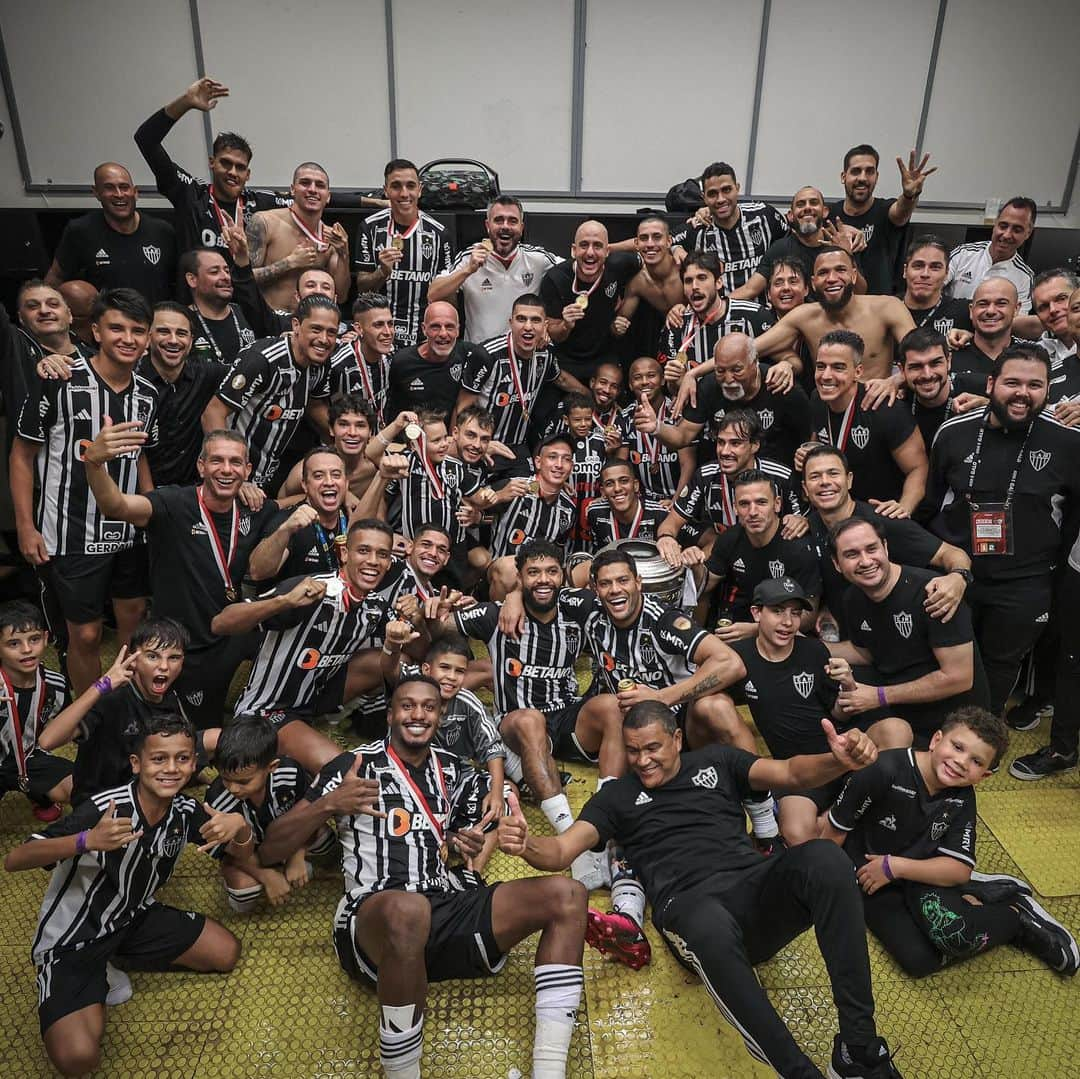 ドドさんのインスタグラム写真 - (ドドInstagram)「TETR4 CAMPEÃO MINEIRO 🔺🏆🐔 #GaloTetr4 #MinasTemdono #CampeonatoMineiro2023 #Campeão #GALO #CAM」4月10日 9時15分 - dodopires