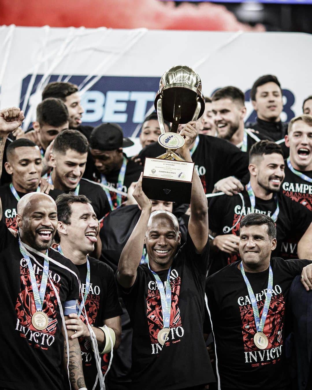 フェルナンジーニョのインスタグラム：「Campeão paranaense novamente depois de 18 anos. VAMOS 🌪️🌪️Parabéns ao grupo pela campanha invicta. Glória a Deus por tudo. 🙌🏾👏🏾」