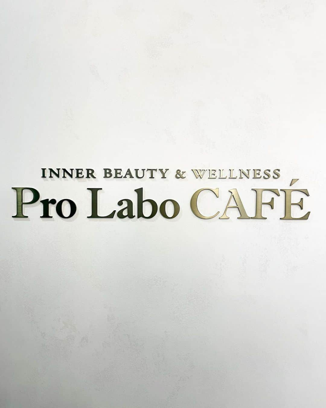 秋定麻紀子のインスタグラム：「@prolabo_cafe  @estheprolabo_official   4/1 Open @ Shinjuku   ・白砂糖不使用 ・人工甘味料不要 ・化学調味料不使用 ・合成保存料不使用 ・合成着色料不使用 ・トランス脂肪酸不使用 ・牛乳不使用 ・グルテンフリー ・低GI ・低糖質 ・低脂肪 ・オーガニック野菜・果物使用 ・ナノ型細胞浸透水使用 ・ファスティング対応有  ここまで徹底しているお店は世界初。 罪悪感なく、美味しいご飯やスイーツをたくさん食べれるお店。 そして身体に良いことをしてくれる。  手前のプロラボ店舗では気楽に体内チェックやエステもできる。  心身が幸福になる 素晴らしいお店がOpenしました。  #エステプロラボ #プロラボカフェ #黒パフェ #パフェ #カフェ」