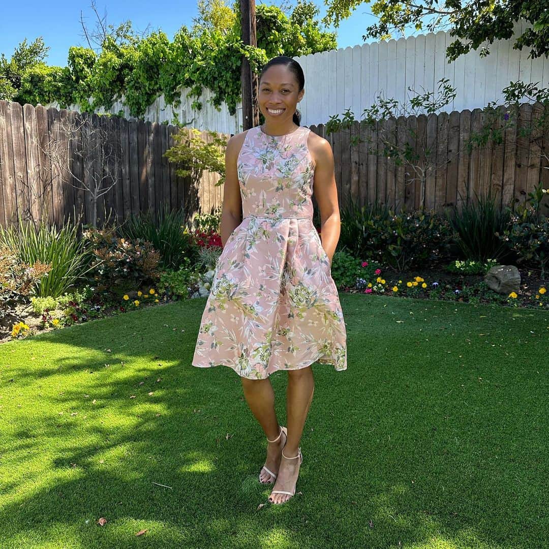 アリソン・フェリックスのインスタグラム：「I Serve a Risen Savior✝️🌺💐🌷」