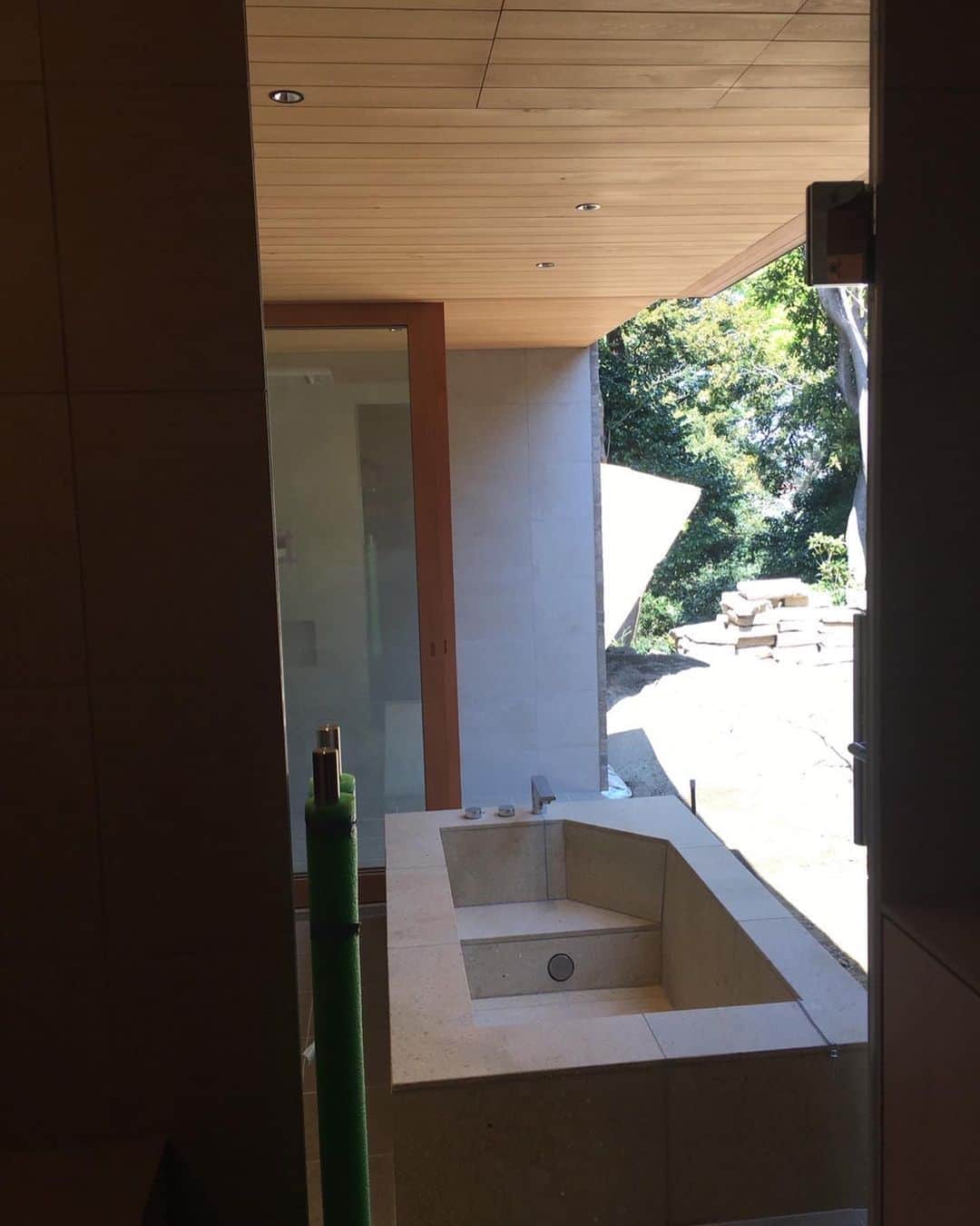 近藤淳子さんのインスタグラム写真 - (近藤淳子Instagram)「ご縁いただき、若き建築家が出がけた邸宅を、ご案内いただきました。  45帖の吹き抜けで全面ガラス張りのリビングダイニングには、石積みの暖炉が構えていました。  アトリエ、ゲストルーム、バスルームなど5つの空間も、それぞれ木材の貼り方、石の積み方、光の集め方など趣向が凝らされています。  各方位にはイングリッシュガーデン、バリガーデン、和庭がこれから出来上がって来るそうです。  図面は300枚以上作られたという建築家のお話を伺いながら、大人の社会勉強となりました。  #建築  #邸宅  #大人の社会勉強」4月10日 9時23分 - kondo_junko_