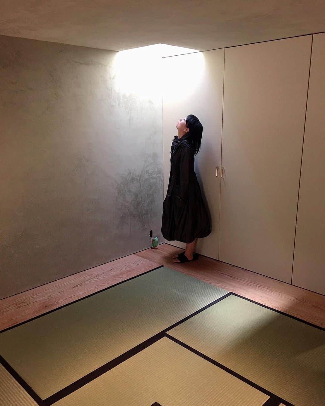 近藤淳子さんのインスタグラム写真 - (近藤淳子Instagram)「ご縁いただき、若き建築家が出がけた邸宅を、ご案内いただきました。  45帖の吹き抜けで全面ガラス張りのリビングダイニングには、石積みの暖炉が構えていました。  アトリエ、ゲストルーム、バスルームなど5つの空間も、それぞれ木材の貼り方、石の積み方、光の集め方など趣向が凝らされています。  各方位にはイングリッシュガーデン、バリガーデン、和庭がこれから出来上がって来るそうです。  図面は300枚以上作られたという建築家のお話を伺いながら、大人の社会勉強となりました。  #建築  #邸宅  #大人の社会勉強」4月10日 9時23分 - kondo_junko_