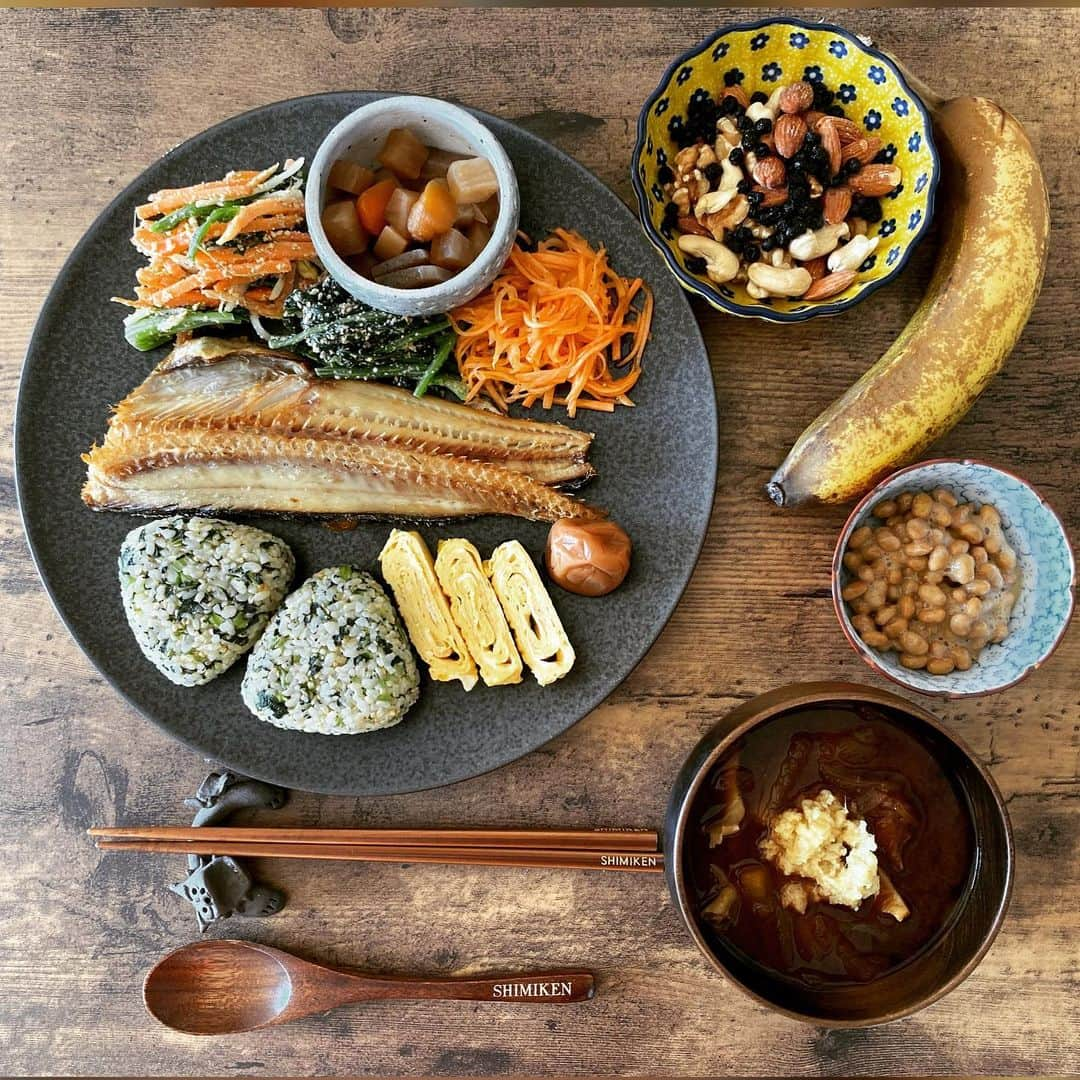 清水けんじさんのインスタグラム写真 - (清水けんじInstagram)「しみけん定食😊  先日YouTubeの配信で作った料理です😊  #にんじんともやしとほうれん草のナムル #にんじんとこんにゃくと大根の煮物 #キャロットラペ #ほうれん草の胡麻和え #ほっけ #高菜のおにぎり #厚焼き玉子 #梅干し #玉ねぎときのこの味噌汁 #納豆 #ミックスナッツとブルーベリーのはちみつがけ #バナナ」4月10日 9時27分 - shimiken716