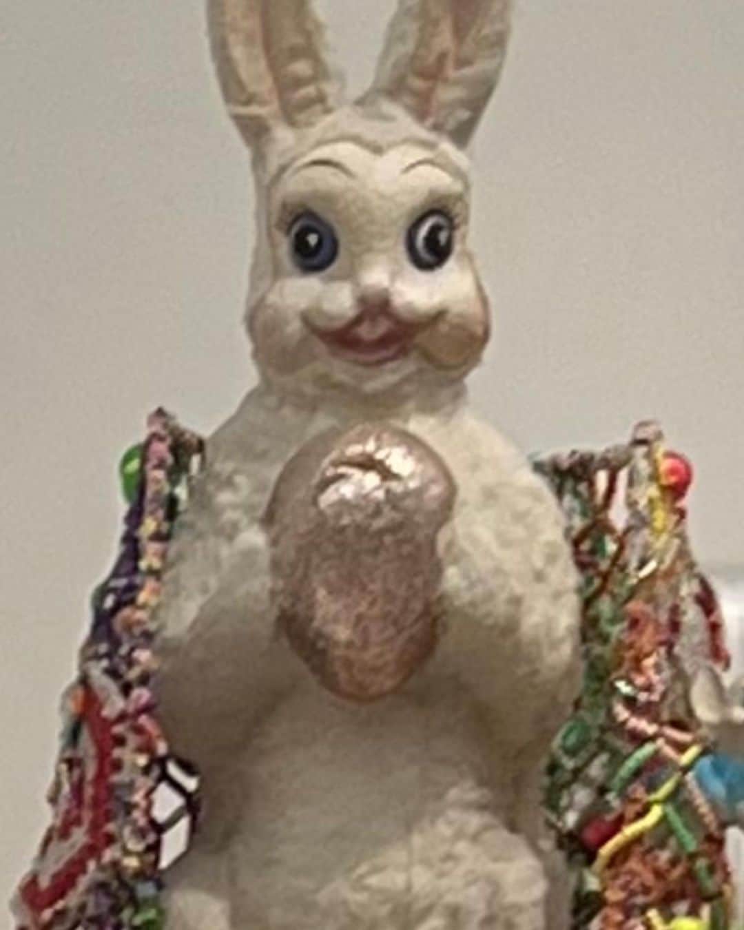 ジョージア・フォウラーさんのインスタグラム写真 - (ジョージア・フォウラーInstagram)「Being cultured.. but really just hunting for the Easter bunny 👉🏼 to see what I mean. P.s the 🥨 is as bad as you’d think..」4月10日 9時29分 - georgiafowler