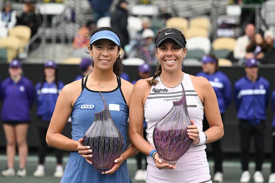 柴原瑛菜のインスタグラム：「✨Had an amazing time teaming up with this Trojan this week @guguolmos 🐻✌️💕#housedivided #brojans  And a huge shoutout to @creditonecharlestonopen for the incredible hospitality and event, so excited to be back again💜」