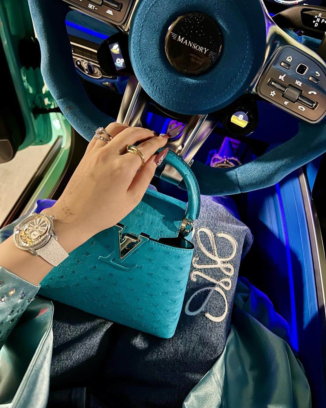 ayuさんのインスタグラム写真 - (ayuInstagram)「Summer vibes💙💙💙  #loewe#abaya#luxurycar#blue#mercedes#mercedesbenz#mansory#gclass」4月10日 9時44分 - ayu888ayu
