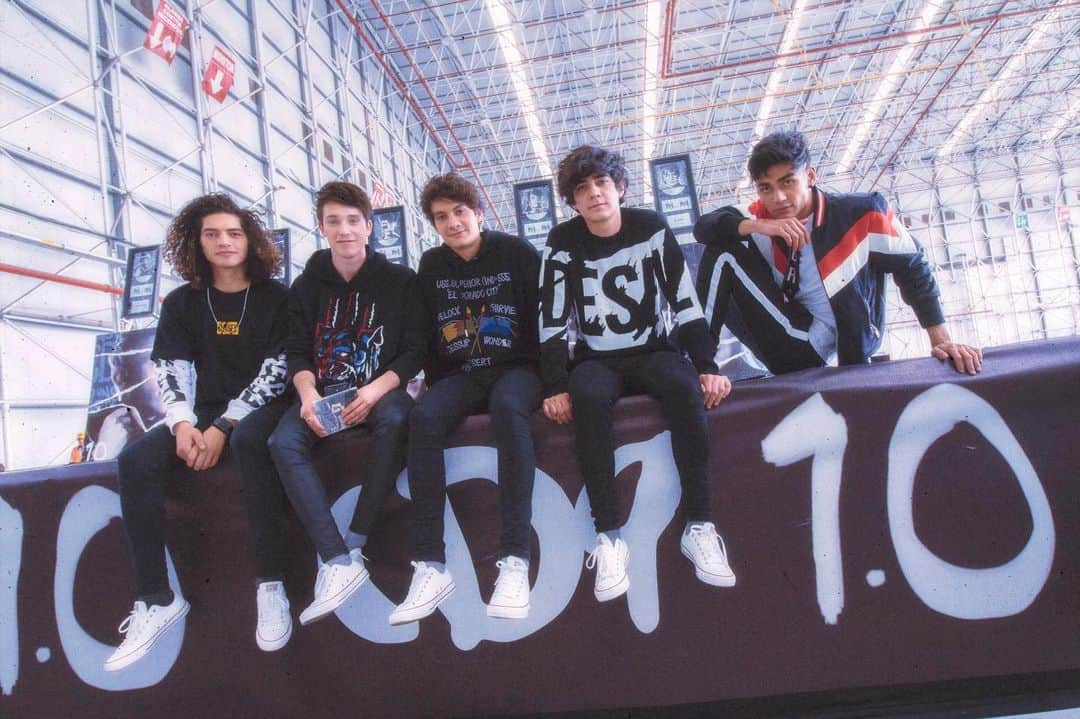 CD9のインスタグラム：「mi maestra me dio un beso a la salida」