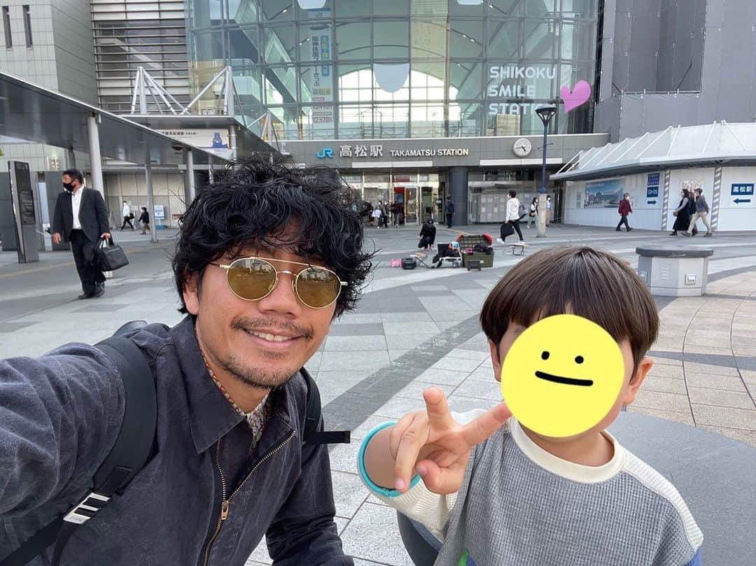柏木陽介さんのインスタグラム写真 - (柏木陽介Instagram)「息子との二人旅in香川県。  瀬戸大橋を走るマリンライナーに乗れて、大はしゃぎ。  喜んでくれて良かった。  それにしても景色もええし、最高にいい電車やったな。  そして岡村くんに会った。 @okamudayooo   同い年、同じ出身地、同じ誕生日。  岡村元気でした。  そしてとても素晴らしい会社で介護の仕事頑張ってたし、とてもいいチームでサッカーしてた。  これからどんどん香川を盛り上げてくれると思う。  レオマワールドにも連れてってもらって、子供にとってもいい旅になりました。  おか色々ありがとね。  最後に朝一でうどんも食えました。  今度うどん旅してみようかな。  #香川県#瀬戸大橋#マリンライナー#讃岐うどん#レオマワールド#岡村和哉＃ソニオ高松#MATSU inc#息子二人旅＃出会いに感謝」4月10日 9時44分 - yosuke_kashiwagi