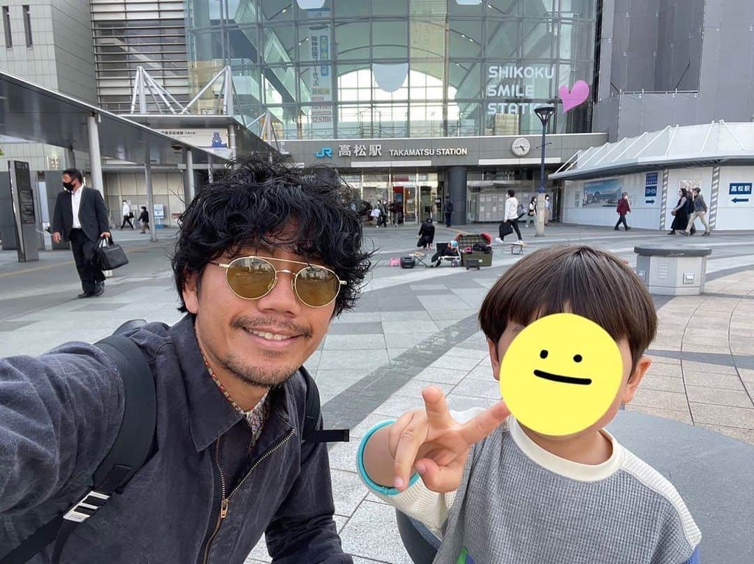柏木陽介さんのインスタグラム写真 - (柏木陽介Instagram)「息子との二人旅in香川県。  瀬戸大橋を走るマリンライナーに乗れて、大はしゃぎ。  喜んでくれて良かった。  それにしても景色もええし、最高にいい電車やったな。  そして岡村くんに会った。 @okamudayooo   同い年、同じ出身地、同じ誕生日。  岡村元気でした。  そしてとても素晴らしい会社で介護の仕事頑張ってたし、とてもいいチームでサッカーしてた。  これからどんどん香川を盛り上げてくれると思う。  レオマワールドにも連れてってもらって、子供にとってもいい旅になりました。  おか色々ありがとね。  最後に朝一でうどんも食えました。  今度うどん旅してみようかな。  #香川県#瀬戸大橋#マリンライナー#讃岐うどん#レオマワールド#岡村和哉＃ソニオ高松#MATSU inc#息子二人旅＃出会いに感謝」4月10日 9時44分 - yosuke_kashiwagi