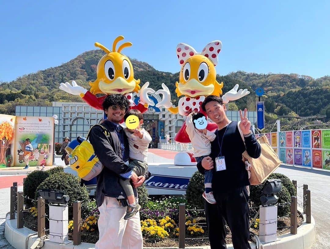 柏木陽介さんのインスタグラム写真 - (柏木陽介Instagram)「息子との二人旅in香川県。  瀬戸大橋を走るマリンライナーに乗れて、大はしゃぎ。  喜んでくれて良かった。  それにしても景色もええし、最高にいい電車やったな。  そして岡村くんに会った。 @okamudayooo   同い年、同じ出身地、同じ誕生日。  岡村元気でした。  そしてとても素晴らしい会社で介護の仕事頑張ってたし、とてもいいチームでサッカーしてた。  これからどんどん香川を盛り上げてくれると思う。  レオマワールドにも連れてってもらって、子供にとってもいい旅になりました。  おか色々ありがとね。  最後に朝一でうどんも食えました。  今度うどん旅してみようかな。  #香川県#瀬戸大橋#マリンライナー#讃岐うどん#レオマワールド#岡村和哉＃ソニオ高松#MATSU inc#息子二人旅＃出会いに感謝」4月10日 9時44分 - yosuke_kashiwagi