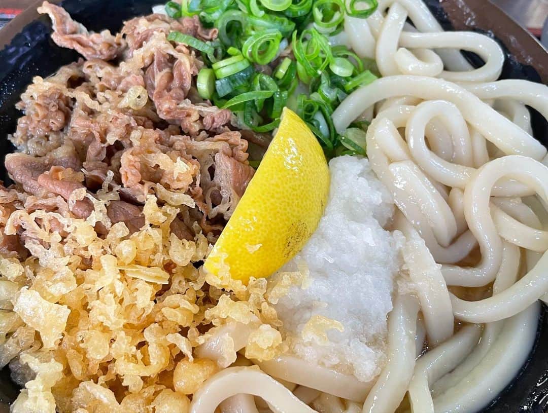 柏木陽介さんのインスタグラム写真 - (柏木陽介Instagram)「息子との二人旅in香川県。  瀬戸大橋を走るマリンライナーに乗れて、大はしゃぎ。  喜んでくれて良かった。  それにしても景色もええし、最高にいい電車やったな。  そして岡村くんに会った。 @okamudayooo   同い年、同じ出身地、同じ誕生日。  岡村元気でした。  そしてとても素晴らしい会社で介護の仕事頑張ってたし、とてもいいチームでサッカーしてた。  これからどんどん香川を盛り上げてくれると思う。  レオマワールドにも連れてってもらって、子供にとってもいい旅になりました。  おか色々ありがとね。  最後に朝一でうどんも食えました。  今度うどん旅してみようかな。  #香川県#瀬戸大橋#マリンライナー#讃岐うどん#レオマワールド#岡村和哉＃ソニオ高松#MATSU inc#息子二人旅＃出会いに感謝」4月10日 9時44分 - yosuke_kashiwagi