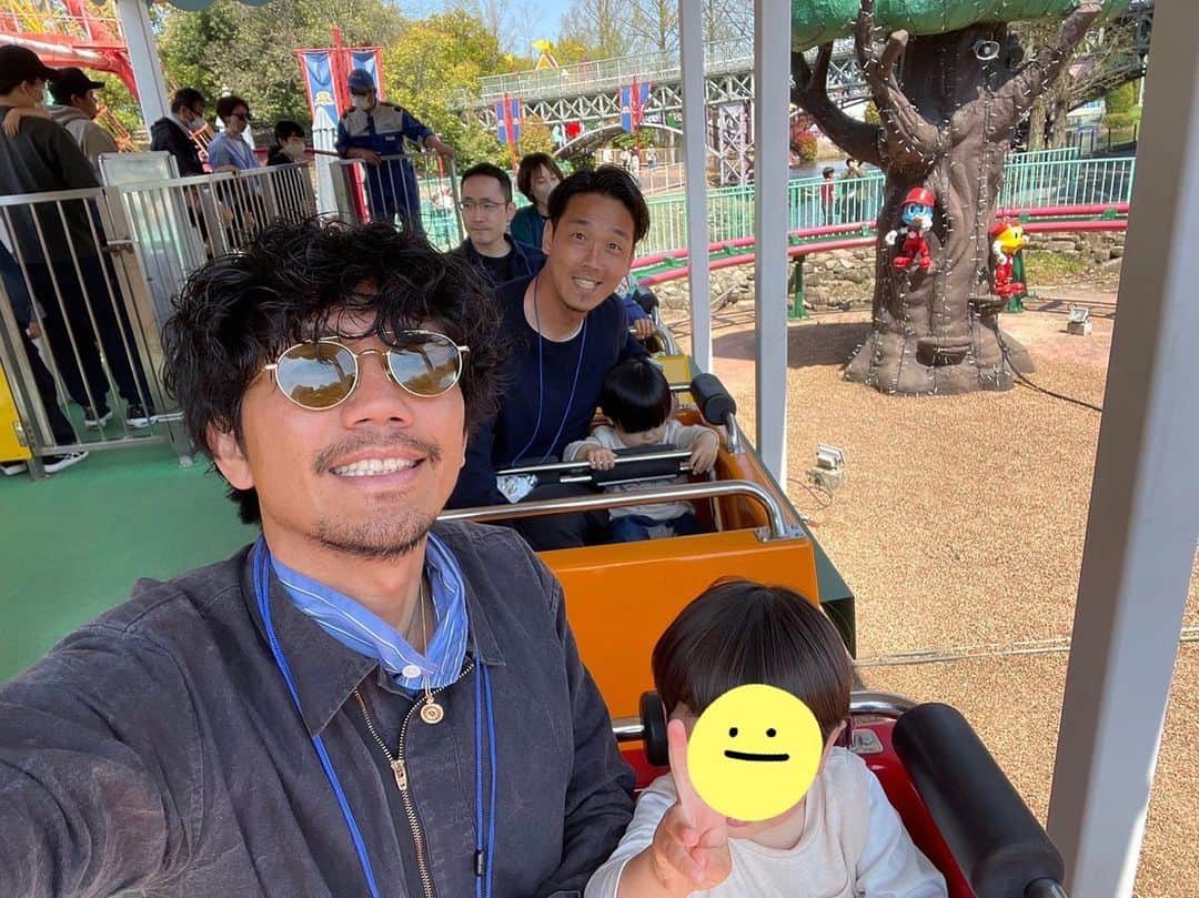 柏木陽介さんのインスタグラム写真 - (柏木陽介Instagram)「息子との二人旅in香川県。  瀬戸大橋を走るマリンライナーに乗れて、大はしゃぎ。  喜んでくれて良かった。  それにしても景色もええし、最高にいい電車やったな。  そして岡村くんに会った。 @okamudayooo   同い年、同じ出身地、同じ誕生日。  岡村元気でした。  そしてとても素晴らしい会社で介護の仕事頑張ってたし、とてもいいチームでサッカーしてた。  これからどんどん香川を盛り上げてくれると思う。  レオマワールドにも連れてってもらって、子供にとってもいい旅になりました。  おか色々ありがとね。  最後に朝一でうどんも食えました。  今度うどん旅してみようかな。  #香川県#瀬戸大橋#マリンライナー#讃岐うどん#レオマワールド#岡村和哉＃ソニオ高松#MATSU inc#息子二人旅＃出会いに感謝」4月10日 9時44分 - yosuke_kashiwagi
