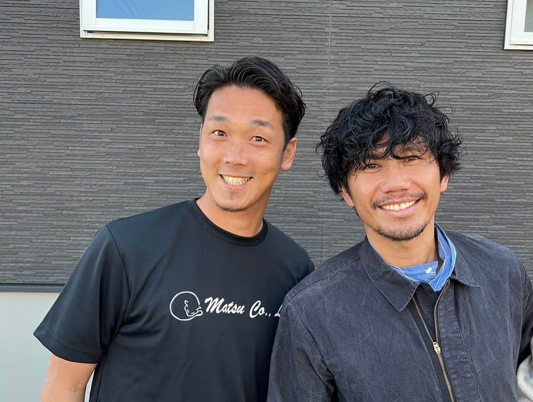 柏木陽介さんのインスタグラム写真 - (柏木陽介Instagram)「息子との二人旅in香川県。  瀬戸大橋を走るマリンライナーに乗れて、大はしゃぎ。  喜んでくれて良かった。  それにしても景色もええし、最高にいい電車やったな。  そして岡村くんに会った。 @okamudayooo   同い年、同じ出身地、同じ誕生日。  岡村元気でした。  そしてとても素晴らしい会社で介護の仕事頑張ってたし、とてもいいチームでサッカーしてた。  これからどんどん香川を盛り上げてくれると思う。  レオマワールドにも連れてってもらって、子供にとってもいい旅になりました。  おか色々ありがとね。  最後に朝一でうどんも食えました。  今度うどん旅してみようかな。  #香川県#瀬戸大橋#マリンライナー#讃岐うどん#レオマワールド#岡村和哉＃ソニオ高松#MATSU inc#息子二人旅＃出会いに感謝」4月10日 9時44分 - yosuke_kashiwagi