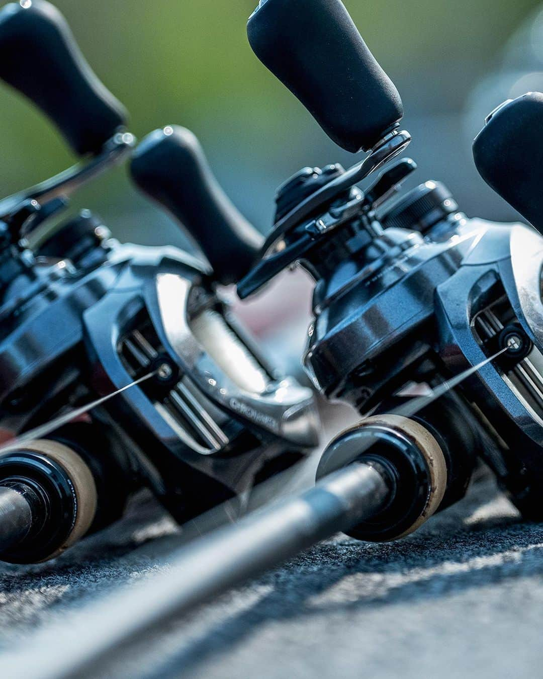 シマノ｜Fishingさんのインスタグラム写真 - (シマノ｜FishingInstagram)「Mighty performance packed in a compact casting machine.   Weighing in at only 6.5 ounces and packed with Shimano's most advanced technology, the Shimano Chronarch MGL casting reel delivers the top-level performance tournament and enthusiast anglers require.  Chronarch MGL features a lightweight MagnumLite Spool that allows a low moment of inertia and requires very little force to get it spinning.   This systematic efficiency ensures anglers maximize their time with a bait in the strike zone and maintain a consistent, controlled cadence during casts.  #FishShimano #ShimanoChronarch #ChronarchMGL #Baitcaster #ShimanoReels #FishingReels #BassFishing」4月10日 9時45分 - fish_shimano_north_america