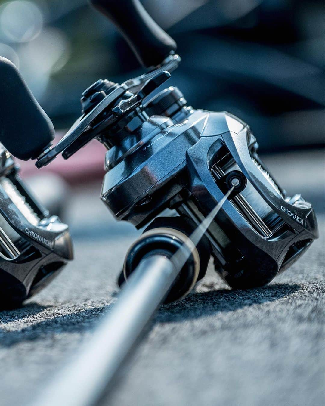 シマノ｜Fishingさんのインスタグラム写真 - (シマノ｜FishingInstagram)「Mighty performance packed in a compact casting machine.   Weighing in at only 6.5 ounces and packed with Shimano's most advanced technology, the Shimano Chronarch MGL casting reel delivers the top-level performance tournament and enthusiast anglers require.  Chronarch MGL features a lightweight MagnumLite Spool that allows a low moment of inertia and requires very little force to get it spinning.   This systematic efficiency ensures anglers maximize their time with a bait in the strike zone and maintain a consistent, controlled cadence during casts.  #FishShimano #ShimanoChronarch #ChronarchMGL #Baitcaster #ShimanoReels #FishingReels #BassFishing」4月10日 9時45分 - fish_shimano_north_america