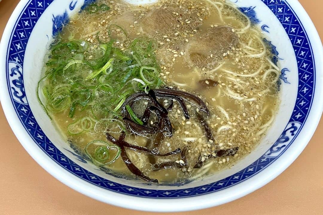 福岡グルメ 福岡ランチ「デビログ」さんのインスタグラム写真 - (福岡グルメ 福岡ランチ「デビログ」Instagram)「この道約50年の女性店主のつくる「餃子」480円は好きなタイプ！ モチっとした皮と適度な食感が残った餡の一口餃子は生姜が効いている！  今回は餃子2人前とビールにしてみた。 キンキンに冷えたミニジョッキで飲むビールと餃子は最高やね。  この店はてっきり味噌ラーメンが推しかと思ったら「ラーメン」580円げな。 ニンニクが効いた中濃度スープの豚骨ラーメンは、カタ麺のほどよいコシと合う。  #ばんすい軒  福岡市城南区鳥飼5-1-12 092-831-7672 11:30～22:00 日曜日営業 不定休  #福岡グルメ #福岡ランチ #福岡ディナー #福岡餃子 #六本松餃子 #六本松グルメ #福岡餃子 #福岡ラーメン #福岡豚骨ラーメン」4月10日 9時48分 - devi_takahashi
