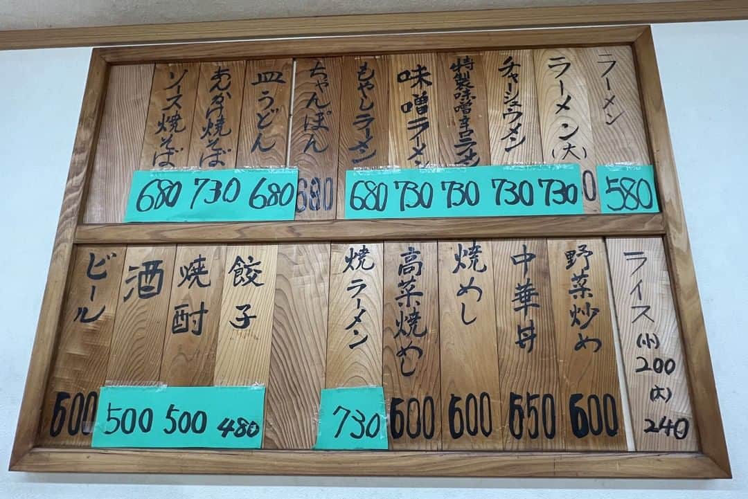 福岡グルメ 福岡ランチ「デビログ」さんのインスタグラム写真 - (福岡グルメ 福岡ランチ「デビログ」Instagram)「この道約50年の女性店主のつくる「餃子」480円は好きなタイプ！ モチっとした皮と適度な食感が残った餡の一口餃子は生姜が効いている！  今回は餃子2人前とビールにしてみた。 キンキンに冷えたミニジョッキで飲むビールと餃子は最高やね。  この店はてっきり味噌ラーメンが推しかと思ったら「ラーメン」580円げな。 ニンニクが効いた中濃度スープの豚骨ラーメンは、カタ麺のほどよいコシと合う。  #ばんすい軒  福岡市城南区鳥飼5-1-12 092-831-7672 11:30～22:00 日曜日営業 不定休  #福岡グルメ #福岡ランチ #福岡ディナー #福岡餃子 #六本松餃子 #六本松グルメ #福岡餃子 #福岡ラーメン #福岡豚骨ラーメン」4月10日 9時48分 - devi_takahashi