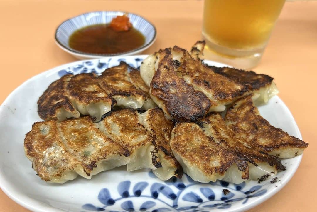 のインスタグラム：「この道約50年の女性店主のつくる「餃子」480円は好きなタイプ！ モチっとした皮と適度な食感が残った餡の一口餃子は生姜が効いている！  今回は餃子2人前とビールにしてみた。 キンキンに冷えたミニジョッキで飲むビールと餃子は最高やね。  この店はてっきり味噌ラーメンが推しかと思ったら「ラーメン」580円げな。 ニンニクが効いた中濃度スープの豚骨ラーメンは、カタ麺のほどよいコシと合う。  #ばんすい軒  福岡市城南区鳥飼5-1-12 092-831-7672 11:30～22:00 日曜日営業 不定休  #福岡グルメ #福岡ランチ #福岡ディナー #福岡餃子 #六本松餃子 #六本松グルメ #福岡餃子 #福岡ラーメン #福岡豚骨ラーメン」