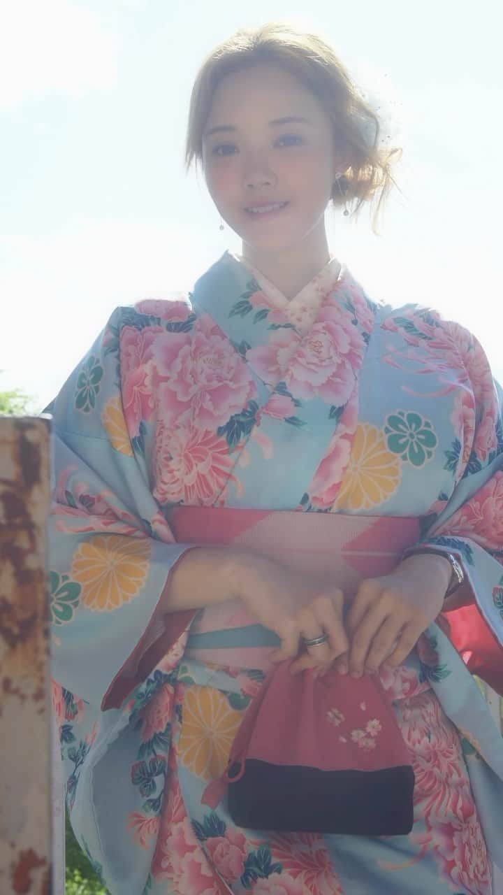 YingTzeのインスタグラム：「I made a wish 5 years ago and it came true so I’m back here again to express my gratitude 🦊❤️  p/s : I hiked all the way up Mt Inari in kimono and wooden slippers again 🤣  📸 @prestonles.ig   #fushimiinari #kyoto #kimono」