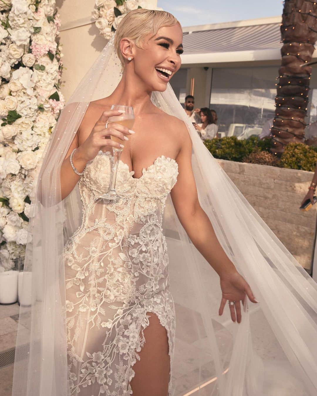 エリー・ゴンサルヴェスのインスタグラム：「Our Wedding Reception Day 2 pt. 2 🤍  Wedding Planner | Stylist @alysiabridgerevents Wedding Venue @laluna.beachclub Photography @laurenschulzvisuals Film @followcaio @dominicthwaite  Accommodation Venue @palazzoversace  Transport @porschecentreGC Super Yacht @rivieraboats   Bridal gowns @oglialorocouture  Ross’s Suit @dyonsu Jewellery @calleijajewels  Hair @brodieleerokstar @LorealPro Make Up @alexperrinmua Media @weddedwonderland  Stylist @styledbybloom_  Flowers @theblossomtreecompany  Bouquet @mrsgibbonsflowers  Candles @candlesbyjessica  Champagne Tower @champagnewalls_goldcoast  Sax @mrsaxaustralia  Wedding Cakes @ekats  Fireworks @osmicproductions  Celebrant @marriedbyjake Private Dinner caterer @chef_mcleod @alfreshco_catering  Bridal robes @homebodii」