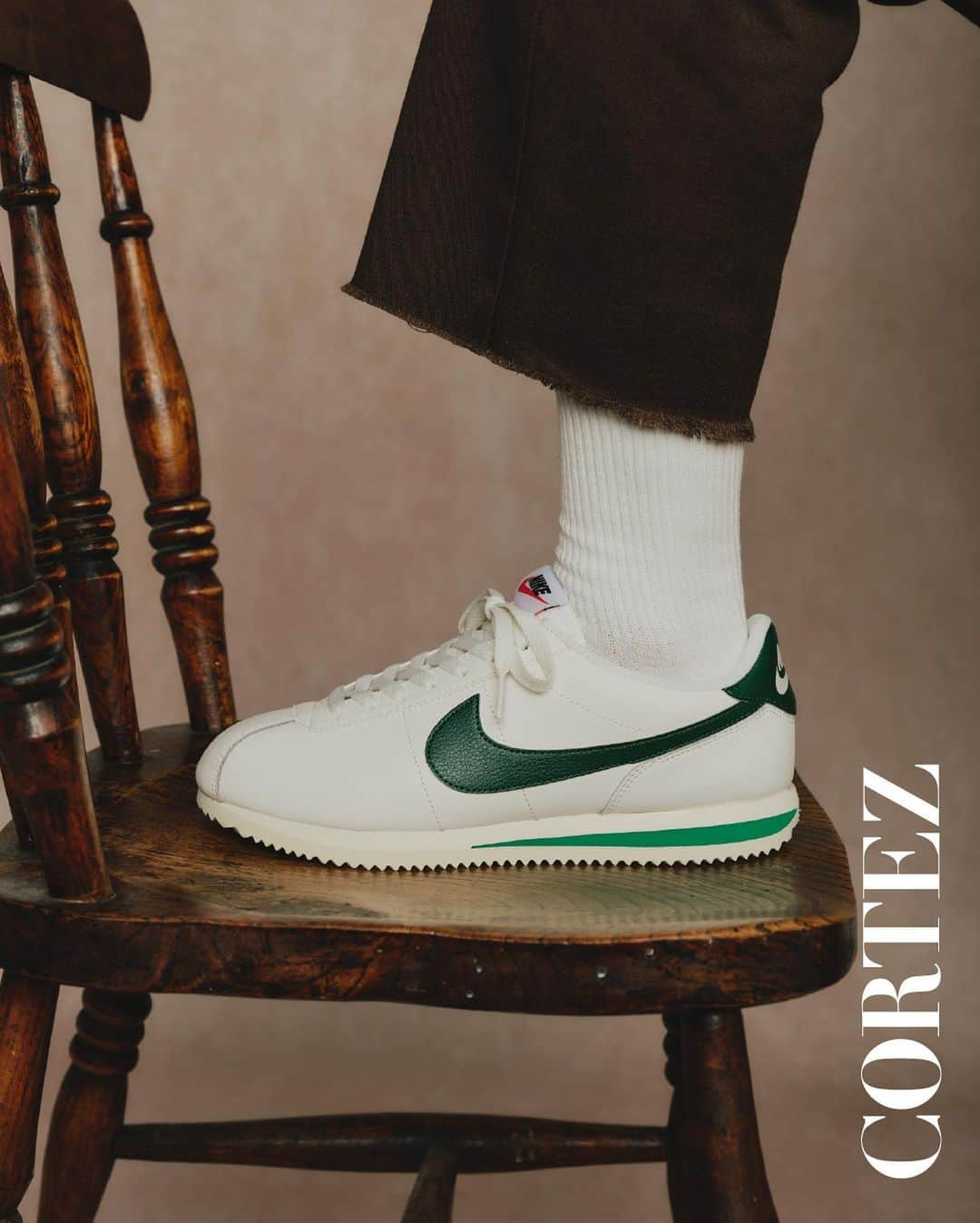 アトモスさんのインスタグラム写真 - (アトモスInstagram)「. NIKE W CORTEZ  耐久性に優れたレザーやテキスタイルなどの素材をリメイクして、お気に入りのスタイルと形状をキープしながら、反りを防止。 幅広の足に対応できる最新のデザインで、快適さをプラス。 安定感のあるサイドパネルが足のずれを防止。  フォームミッドソールとアイコニックなウェッジインサートは1972年に発売されたオリジナルモデルをイメージ。履いた瞬間から快適な履き心地を提供。 ヘリンボーンパターンのアウトソールがトラクションとNikeのDNAを実現。 パッド入りのローカットの履き口は、すっきりとした外観で抜群に快適。 創業者の出身校でもあるオレゴン大学を連想させるグリーンカラーの新色が登場。オールレザー製のアッパーは、セイルカラーでサイドのスウッシュにはアクセントにグリーンを採用。 本商品は4月11日(火)よりatmos-toyko.comにて抽選受付開始。4月17日(月)よりatmos 各店（一部店舗除く）、atmos-tokyo.comにて発売致します。  Reworked materials such as durable leather and textiles prevent warping while maintaining the style and shape you love. Updated design accommodates wide feet for added comfort. Stabilized side panels keep your feet in place. The foam midsole and iconic wedge inserts are inspired by the original model released in 1972. It provides a comfortable feeling from the moment you put it on. Herringbone pattern outsole delivers traction and Nike DNA. The padded, low-cut collar offers a clean look and exceptional comfort. Introducing a new green color that is reminiscent of the University of Oregon, which is also the school where the founder graduated. The all-leather upper is sail-colored with green accents on the side swoosh. This product will start accepting lotteries at atmos-toyko.com from Tuesday, April 11th. It will be on sale at atmos stores (excluding some stores) and atmos-tokyo.com from April 17 (Monday).  #atmos#nike#cortez」4月10日 10時12分 - atmos_japan