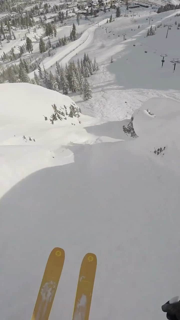 Smithのインスタグラム：「Sunday is for the straight-lines. Who’s looking forward to some steep lines this spring?   ⛷️: @noahgaffney」