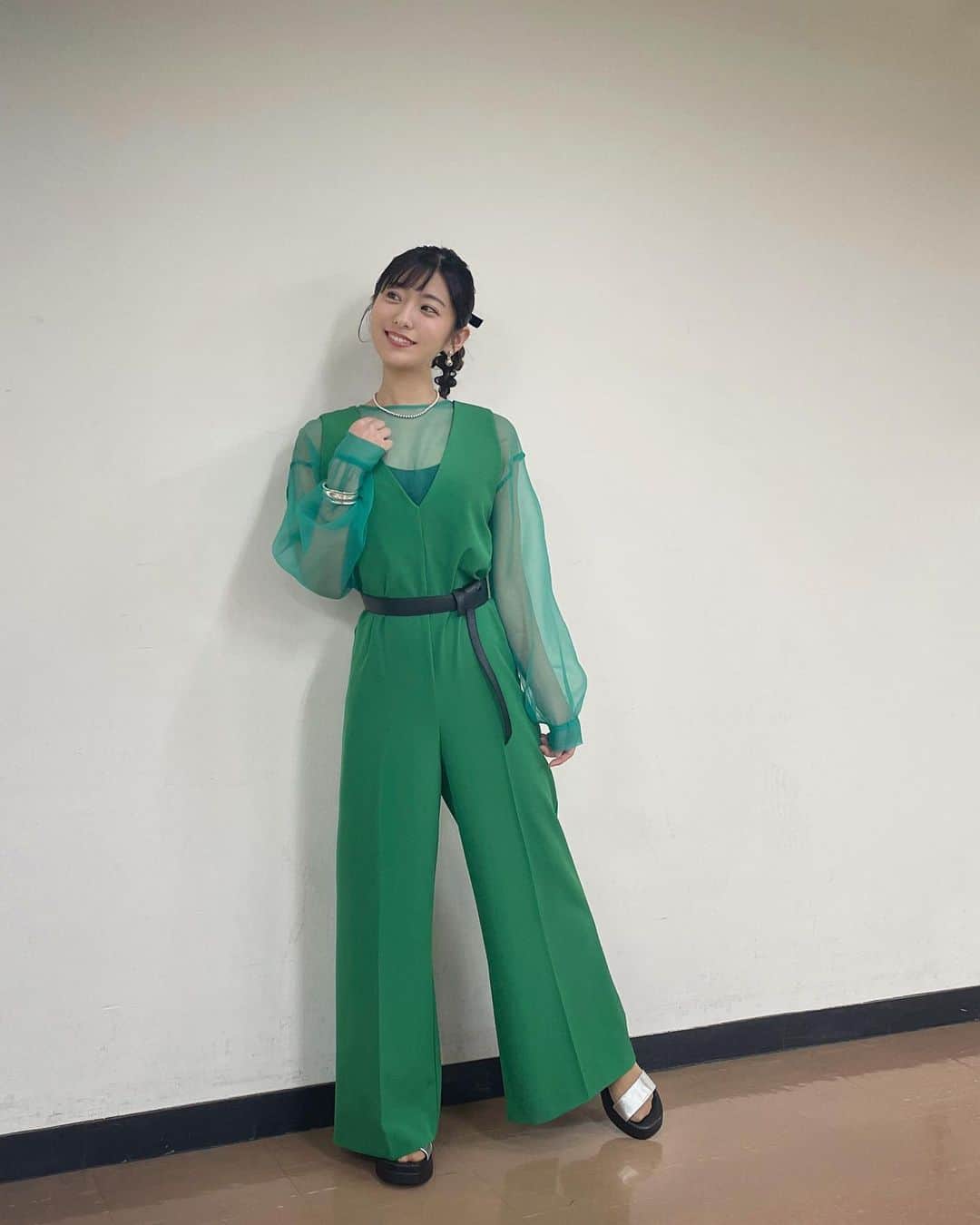 白戸ゆめのさんのインスタグラム写真 - (白戸ゆめのInstagram)「🏀  #熱血バスケ #衣装 流行りのシースルートップス×ロンパース💚 シルバーアクセがアクセントに  ヘアアレンジ可愛すぎて ほどくのに30分躊躇した。笑」4月10日 10時20分 - yumeno.s_