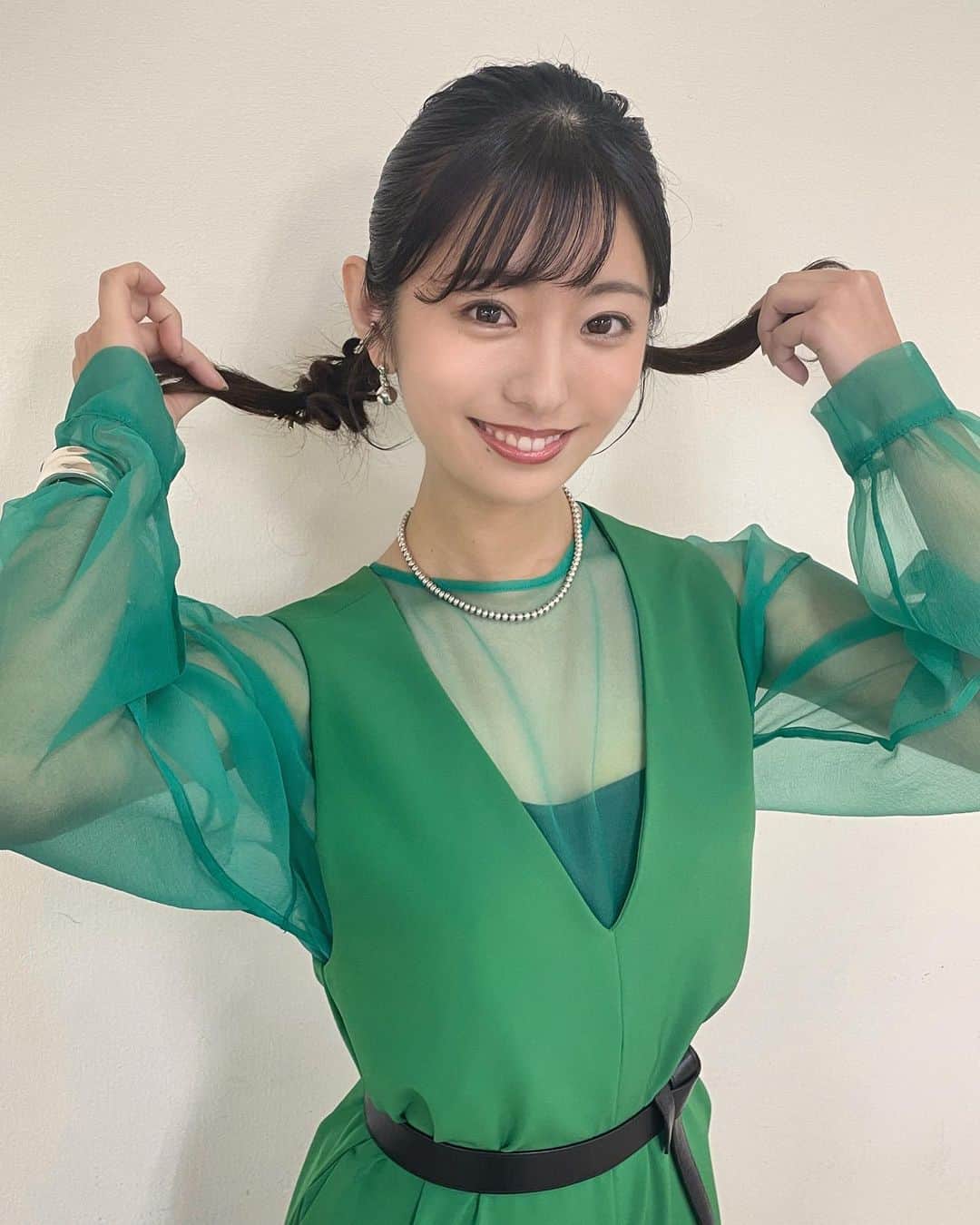白戸ゆめのさんのインスタグラム写真 - (白戸ゆめのInstagram)「🏀  #熱血バスケ #衣装 流行りのシースルートップス×ロンパース💚 シルバーアクセがアクセントに  ヘアアレンジ可愛すぎて ほどくのに30分躊躇した。笑」4月10日 10時20分 - yumeno.s_