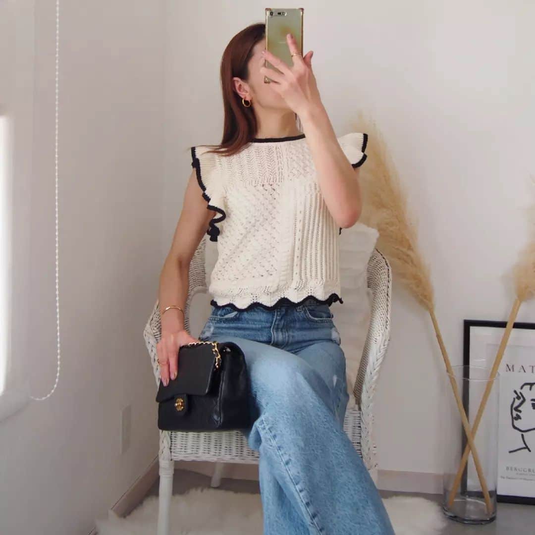 nori0620のインスタグラム：「最近はベーシックなアイテムばかり購入していましたが、 やっぱりzaraのガーリーアイテムには目がなくて😚💦  むかし よく見掛けた金魚鉢みたいな袖口のフリルが可愛い クロシェ編みニット  割とコンパクトなサイズ感なので、普段zaraでXSやSを購入していますが(161cm)  こちらのニットはMサイズを  色味はナチュラルカラーの３枚目に近いです  一枚だとまだ肌寒いこの時期は重ね着でも可愛い♪  #ニット#デニム @zara #バッグ @chanelofficial   #instafashion#fashion#code#outfit#zara#新作#zaraコーデ#chanel#ママファッション#ママコーデ#mamafashion#春コーデ」