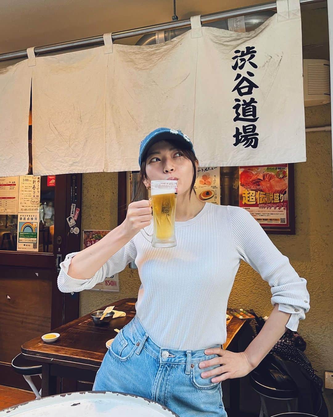 伊藤しほ乃のインスタグラム：「外でビールさいくぅ🍺🍺🍺  先週はなんだかんだすごい飲んだから今日明日は休肝日とします。笑  #ビールは毎日でも飲めちゃう #これでも健康第一」