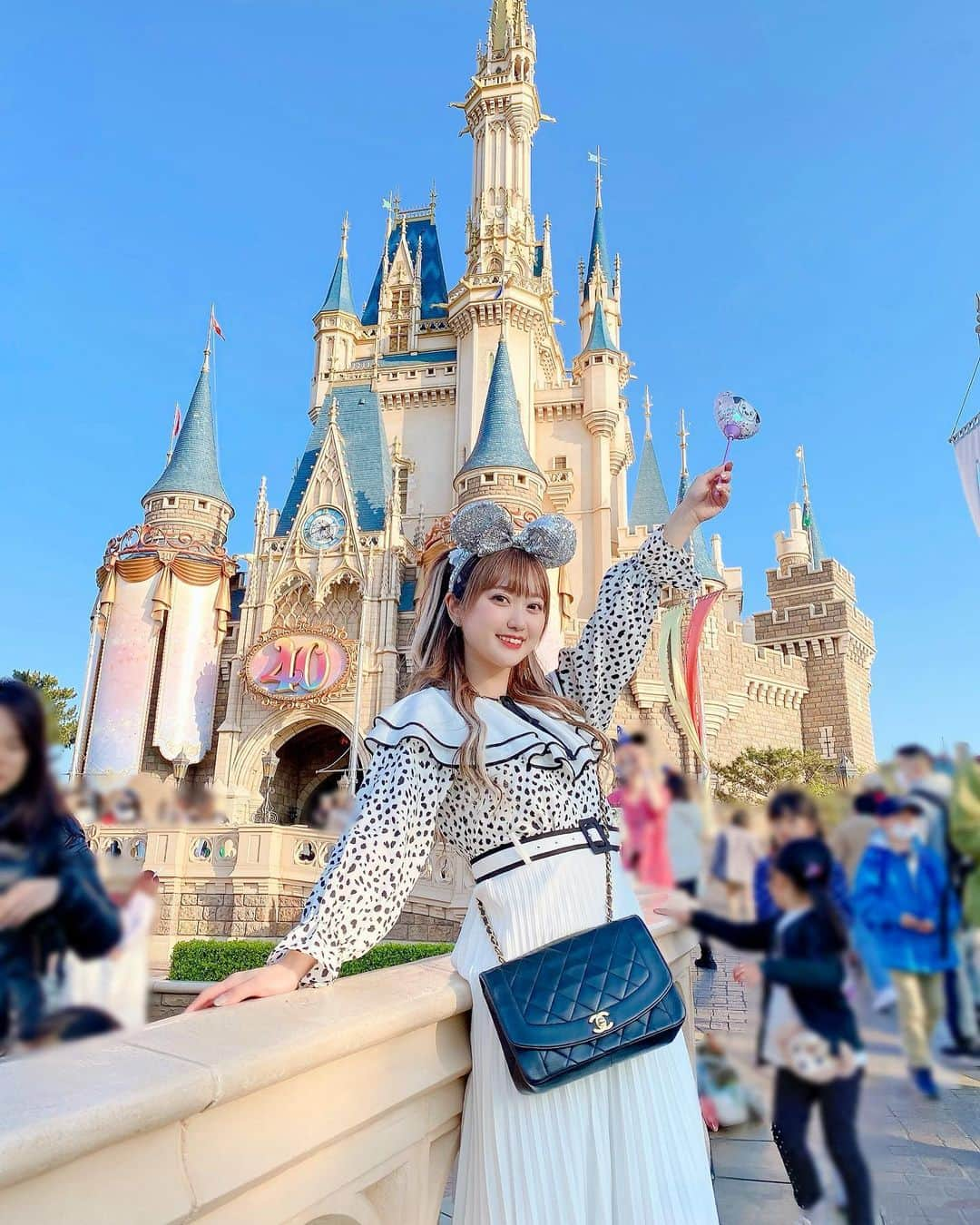 松本ゆんのインスタグラム：「🏰🐭🌈❤️💖  ☀️おはようございます☀ 今週も頑張っていきましょう🌈💖  #東京ディズニーランド 40周年🎈 グッズ発売日だね😆💕💕💕 #disney #disneyland #disneygram #disneylove #disneyfan #disneyphotography #japan #ディズニー #ディズニーランド #ディズニーコーデ #ディズニー写真部 #シンデレラ城 #ディズニー部」