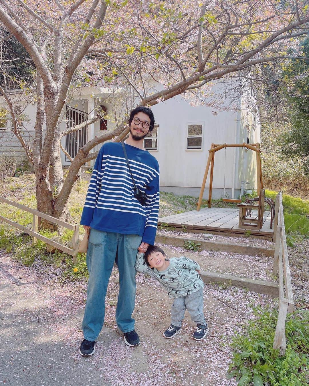 真央さんのインスタグラム写真 - (真央Instagram)「. まるが撮ってくれた👦🏻📷  桜吹雪、桜の絨毯の上で いい写真〜🌸✨ 今年はたくさん家族で桜を満喫できたなぁ。  こんなブランコ家にも欲しいなぁ。」4月10日 10時35分 - mao0424