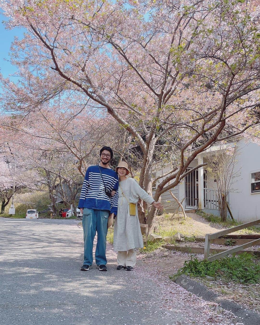 真央のインスタグラム：「. まるが撮ってくれた👦🏻📷  桜吹雪、桜の絨毯の上で いい写真〜🌸✨ 今年はたくさん家族で桜を満喫できたなぁ。  こんなブランコ家にも欲しいなぁ。」