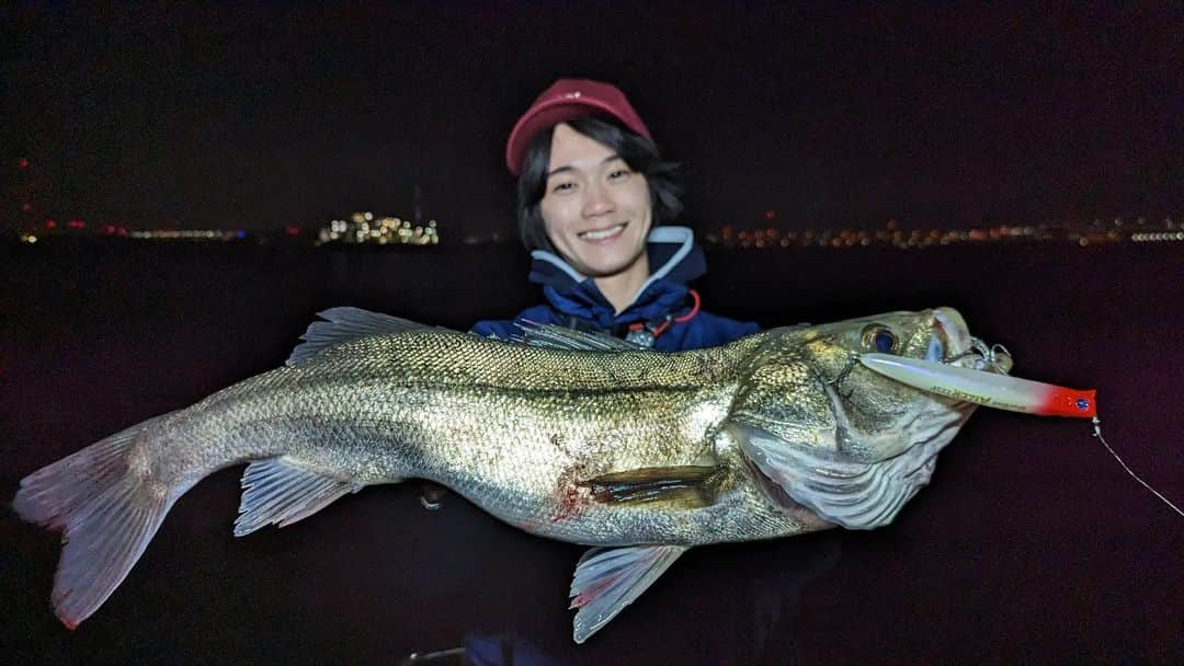 外山将平さんのインスタグラム写真 - (外山将平Instagram)「深夜の上げ潮。　　　　　　　　　　　　　　　　 湾奥河川。　　　　　　　　　　　　　　 アイザー125Fへの強烈バイト　　　　　　　　　　　　　　　　　　　 眠気吹っ飛びました…🐟　　　　　　　　　　　　　 　　　　　　　　　　　　　　　　　　　　　　 　　　　　　　　　　　　　　　　　　　　　　 　　　　　　　　　　　　　　　　　　　　　　　　　 　　　　　　　　　　　　　　　　　　　　　　　　　　 #BlueBlue #アングラーズマイスター　　　　　　　　　　　　　　　　　　　　　　　　　　　　　　　 #TOKYO　　　　　　　　　　　　　　　　　　 #STUDIOOCEANMARK #アイザー125F　　　　　　　　　　　　　　　　　　　　　　　　　 #アイザー　　　　　 　　　　　　　　　　　　　　　　　　　 　　　　　　　　　　　　　　　　　　　　　　　　　 　　　　　　　　　　　　　　　　　　　　　  ◆釣りにかかわらず､出たゴミは持ち帰りましょう！ 一人一人の意識で自然は守れます。 釣り場､自然を大切に🐟　　　　　　　　　　　　　　　　  ◆キャスト時は必ず後方確認をして ルアーや針が歩行者､同行者に当たらないようにしましょう。　　　　 　　　　　　　　　　　　　　　　　　　　　　　　　　　　　　 ◆釣り際はライフジャケット着用をお願い致します。　　　　　　　 命を守りましょう！　　　　　　　　　　　　 　　　　　　　　　　　　　　　　　　　　　 ◆YouTube⇩(始めました！チャンネル登録お願いします😊) https://youtube.com/channel/UC07x3DbJCNv_gAFvAjaWQMQ　　　　　　　 　　　　　　　　　　　　　　　　　　　　　  ◆アングラーズ↓🎣 将平(syohei) https://anglers.jp/users/530231 こちらもチェックお願い致します🐟　　　　　　　  ◆Twitter↓ https://mobile.twitter.com/syohei_1108 こちらもフォロー宜しくお願い致します！🙇‍♂　　　　　 　　　　　　　　　　　　　　　　　　　　　　　　　　　　　　　　　　　　　　　　　　　　　　　 　　　　　 　　　　　　　　　　　　　　　　　　　　 　　　　　　　　　　　　　　　　　　　　　　　　　　　　 #今日の外山 #俳優 #外山将平  #釣り好きな人と繋がりたい #釣りスタグラム #シーバス #東京湾奥 #釣りの成長記録 #釣りで人生を豊かに  #fishing #lurefishing #lure #bass #catchandrelease #fish #fishinglife #bigfish #lunker #angling #instafish  #bassfishing #seabass」4月10日 10時32分 - syohei_toyama