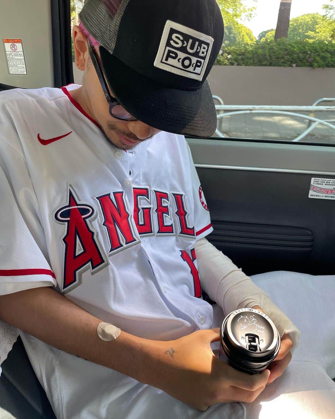 のインスタグラム：「今日からまた検査して 手術する予定です🥲 人生ではじめての骨折なので手術も初めてだし不安はあるので、大谷のユニフォーム着て病院に向かいました。  行きのカフェで店員さん達から、大谷の話やら怪我の話やら、励ましてもらい、元気もらえたので、頑張ってきます🔥  マレとアモのお便りに日々癒される ご協力頂いた皆様本当にありがとうございます🐼😢✨」