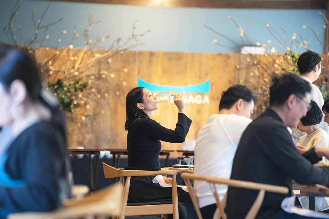 行方 久子 Hisako Namekataのインスタグラム：「. 少し前、2月に参加させていただいた佐賀県主催のガストロノミーイベント USEUM SAGA @sagamariage についてのコラムを書きました。  いただいた公式写真には、豪快に飲む自分が何枚も🤣🤣🤣  美しく美味しい佐賀県ならではのイベントの詳細は、 ストーリーズのリンクからぜひお読みいただけましたら🙏🏻」