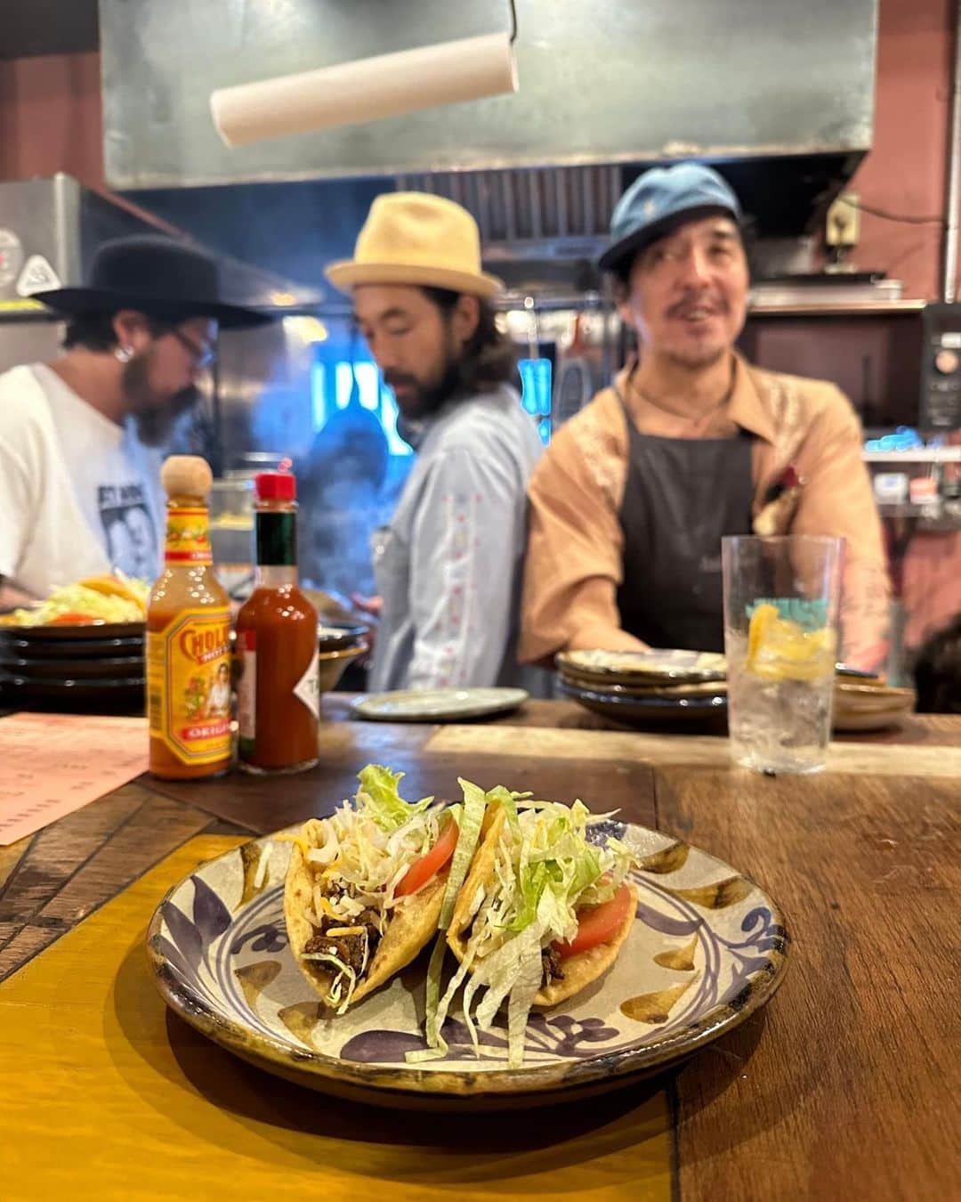 難波礼華さんのインスタグラム写真 - (難波礼華Instagram)「新しく出来た　@andre_tacos に♡ タコス美味しすぎて週2ペース🌮w  安定にシャツブームで今回も @urs_official の♡ 袖のボリューム感が可愛いの🥹 まくるともっとボリューム出るよ✨ ボタン開けて抜け感だして着てみたけど かっちり締めても可愛いの♡ ピンクとグリーンも気になった🫶🏼  #urs #ユアーズ #urs_styling #urs_official #タイアップ#ボリューム袖ブラウス #春コーデ#大人コーデ」4月10日 10時40分 - ayakanamba