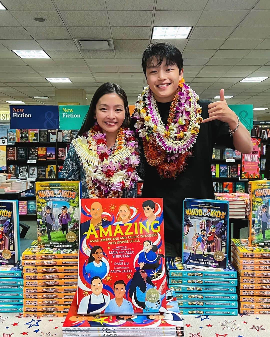 マイア・シブタニのインスタグラム：「Yesterday’s #AmazingAAPI book tour kick-off event was incredible!   While I knew that it was going to be the first event of our Amazing: Asian Americans and Pacific Islanders Who Inspire Us All book tour, I realized when we arrived at @bnalamoana that it was ALSO our first public book event ever! *Our #KudoKids books came out during the height of the pandemic in 2020 and 2021 when in-person events were not possible.  The event started at 2pm and we didn’t end up leaving the store until after 7pm. To all of our friends and supporters, THANK YOU for taking the time to come out and see us. Standing in line were individuals, families, groups of friends, teachers (so many!), skaters (shoutout to the wonderful community at @icepalacehawaii), and fans who have been cheering us on since 2009! Many of you waited in line for over 3 hours!! We are so humbled and honored that the Honolulu community came out to support us and this book—special shoutout to @usjapancouncil, @jcchawaii, and @pigandthelady for spreading the word about our visit to the island.  Thank you for ALL of the beautiful leis, snacks, food recs, cards, and gifts. We enjoyed meeting and talking to each and every one of you. I especially appreciated the kind words about our books, skating, and thoughtful check-ins on my health. 🧡  Alex and I are really passionate and intentional about everything we do and believe in the power and possibilities of this new book, AMAZING. Our hope is that it can be a game changer for AAPI representation in kid’s literature, as well as advance the ongoing effort for AAPI history inclusion in K-12 curriculum across the United States.   To Haunani, Ross, and rest of the wonderful B&N staff, thank you for hosting us. The beautiful window display at @alamoanacenter was our FIRST and we will never forget it! 🤙  To Jenny, Dane, Aaliya, Opal, and the rest of the team at Viking + @penguinkids, thank you for your hard work and belief in this book. 🙏  To top it all off, part-way through our signing I got a very a special Twitter notification. More on that in my next post! 😉  The link to preorder AMAZING is in my bio! 🫶✨」