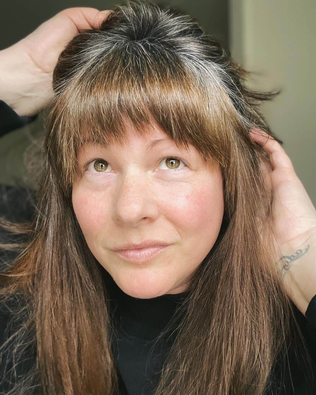 Robin May Flemingさんのインスタグラム写真 - (Robin May FlemingInstagram)「Cutting half my hair off this week and feeling all sorts of things. The weight of this hair—literally, culturally—it’s significant. It will grow back, but it will be different.  I still balk at the word woman, but abruptly I no longer feel like a girl. Should I have felt that sooner? Probably.   A 44-year-old girl.   How embarrassing.   For me, I think the most surprising part of not having children is the fear of arrested development. The feeling that, until we parent, we remain in some ways children ourselves.  I saw a bunch of colourful balloons the other day, and I craved a child’s birthday party. But for who? For myself?  (Yes.)  Like I said, embarrassing.  What was questionably cute in my 30s is now firmly not. There’s little about me that’s cute anymore. I feel the power in this even as I grieve.  “Woman.”  I try it on.  I cut my hair off.  I inch closer to the grey area, which, in so many ways, I already inhabit. I feel so many things.   Mostly I feel excited.」4月10日 10時48分 - robinmay